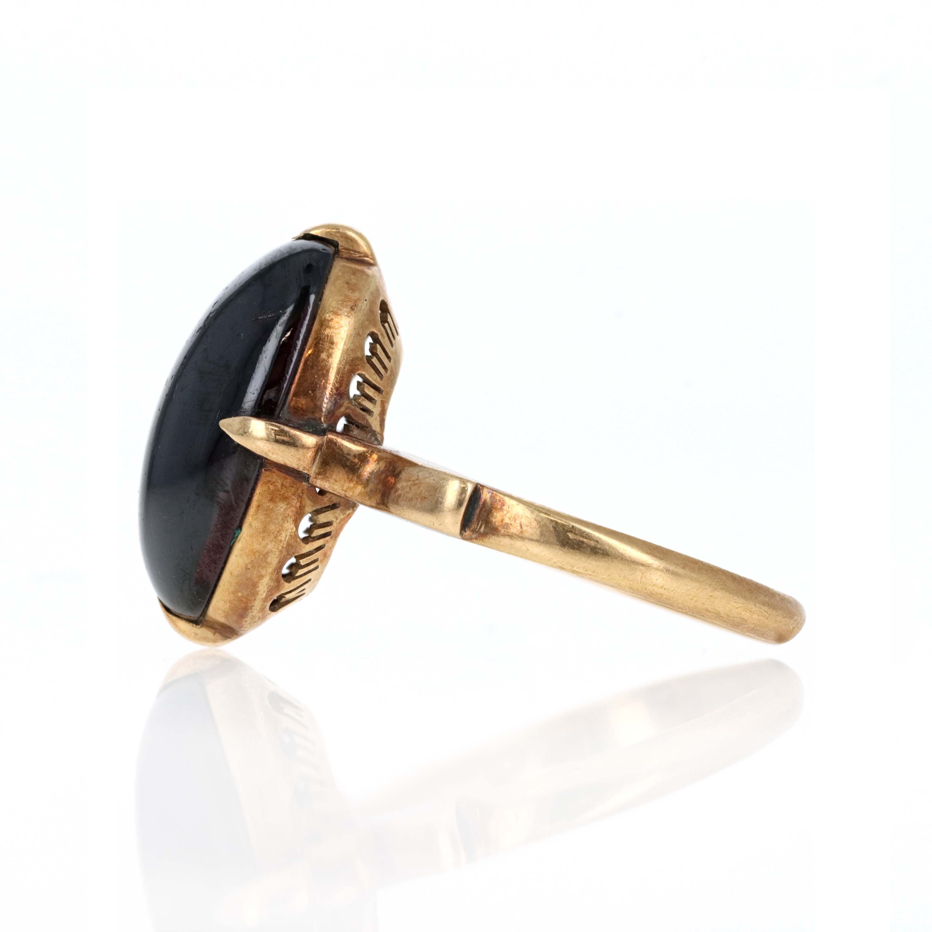 Victorian 18K Yellow Gold 8 Carat Cabochon Garnet Ring