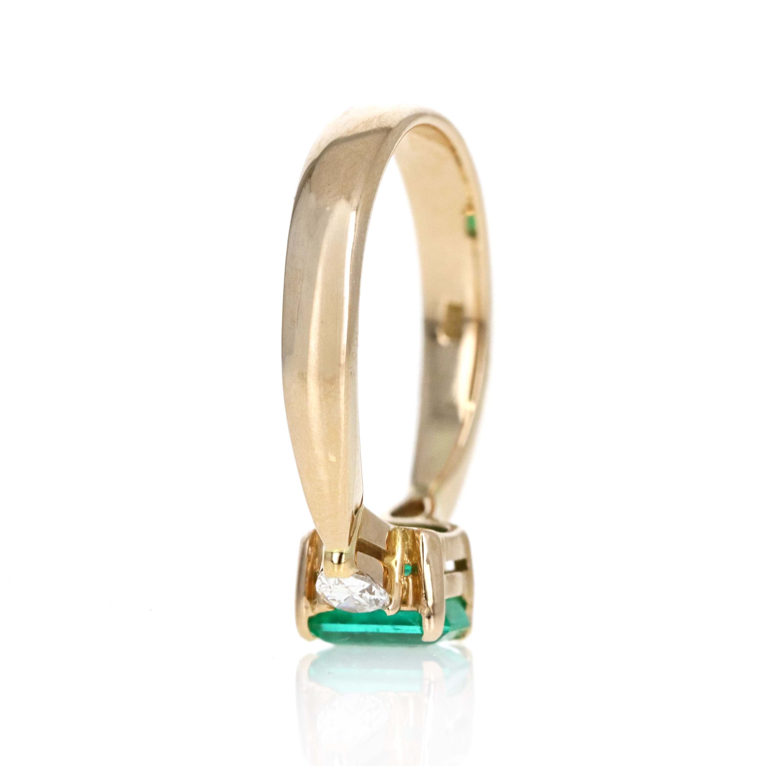 18K Yellow Gold 0.95 Carat Colombian Emerald Diamond Pear Three Stone Ring - Queen May