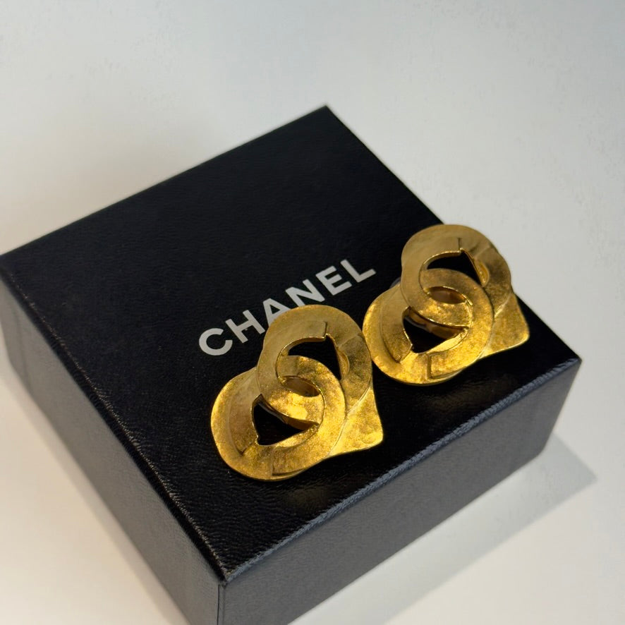 Chanel 1995 Matte Heart Earrings - Queen May