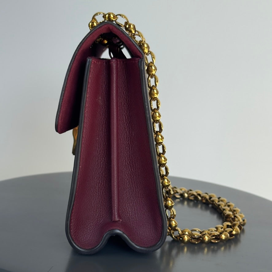 Louis Vuitton Victoire In Raisin - Queen May