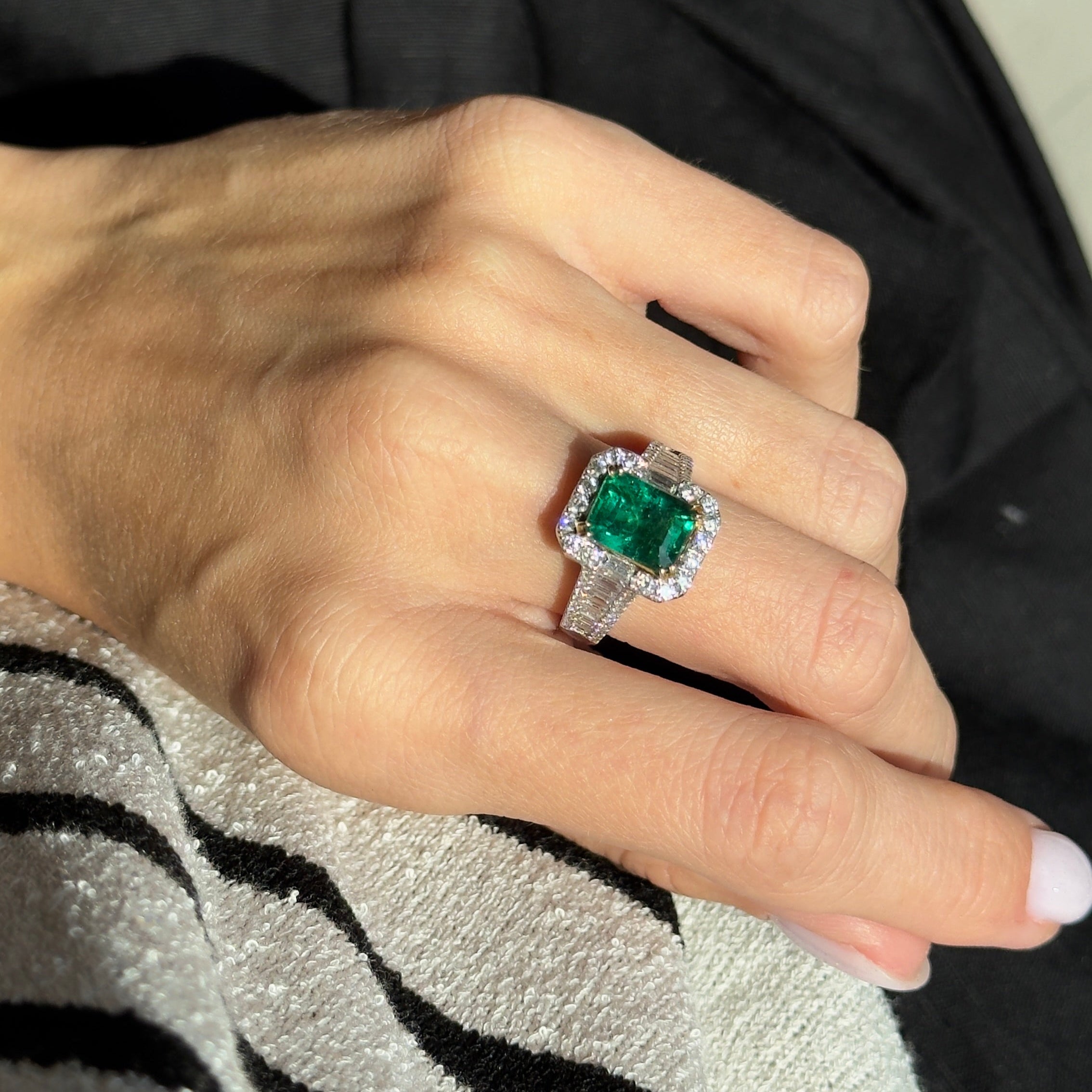 18K Gold 2 Carat Emerald Diamond Baguette Halo Ring - Queen May