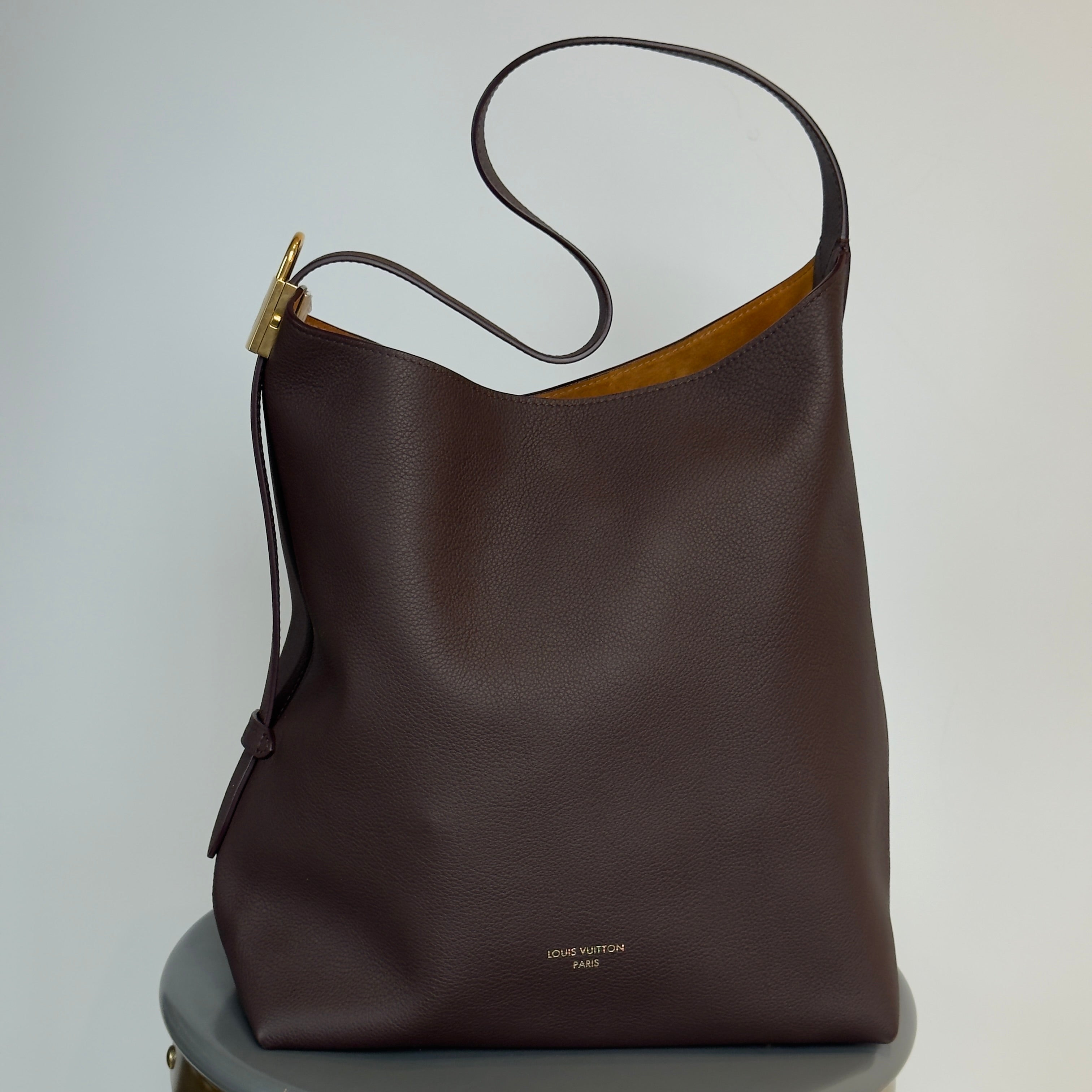 Louis Vuitton Hobo MM Wine - Queen May