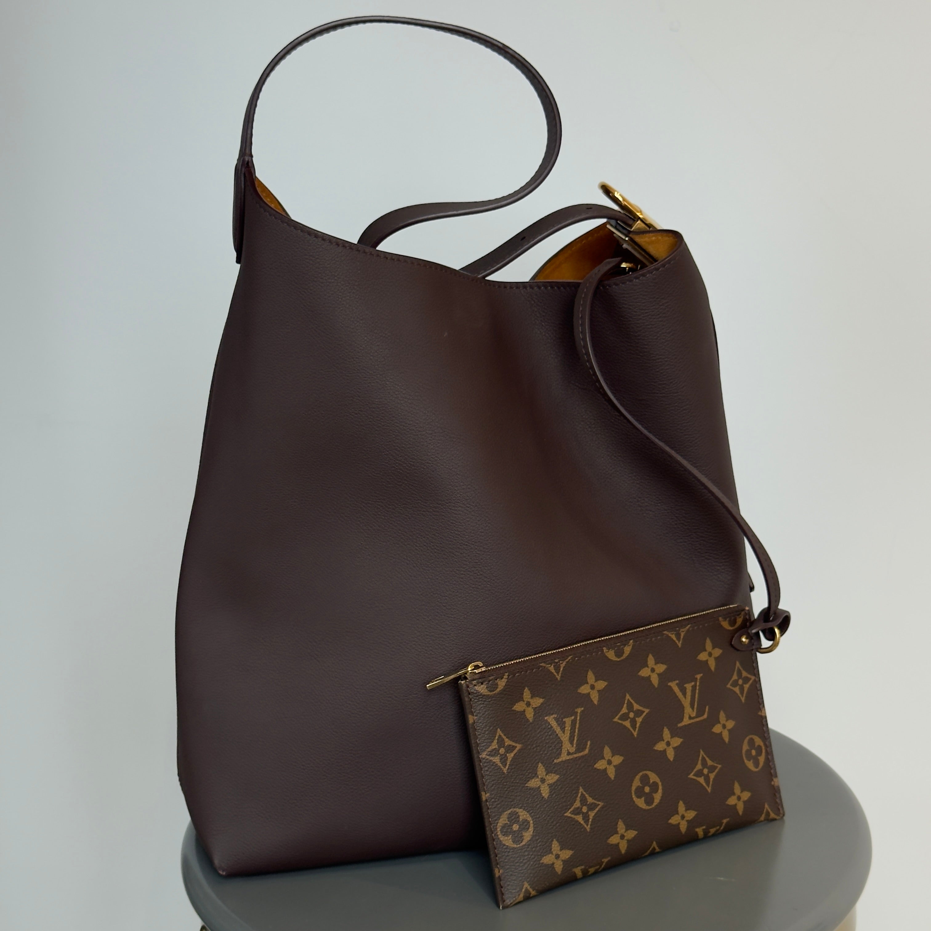 Louis Vuitton Hobo MM Wine - Queen May