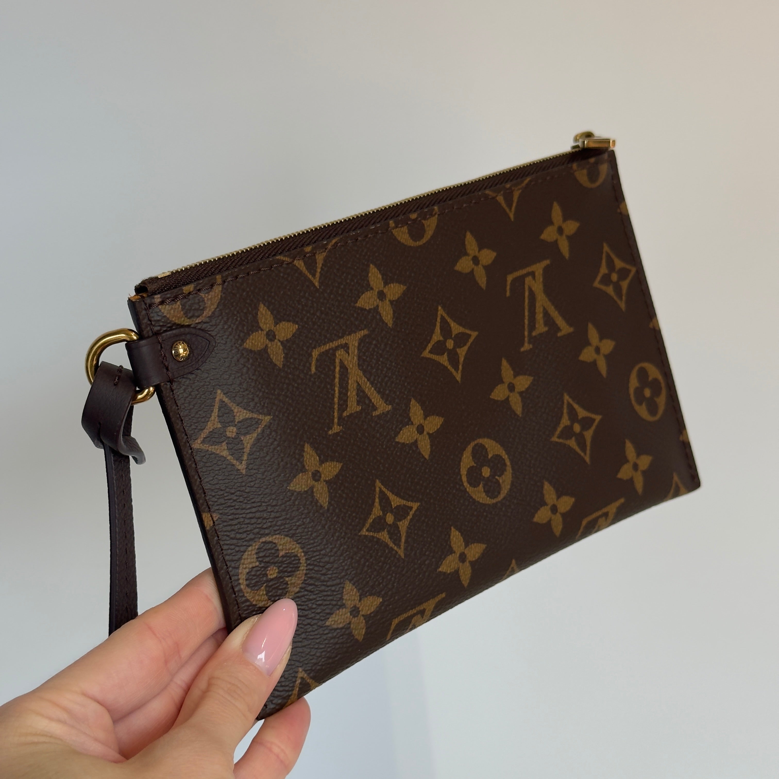 Louis Vuitton Hobo MM Wine - Queen May
