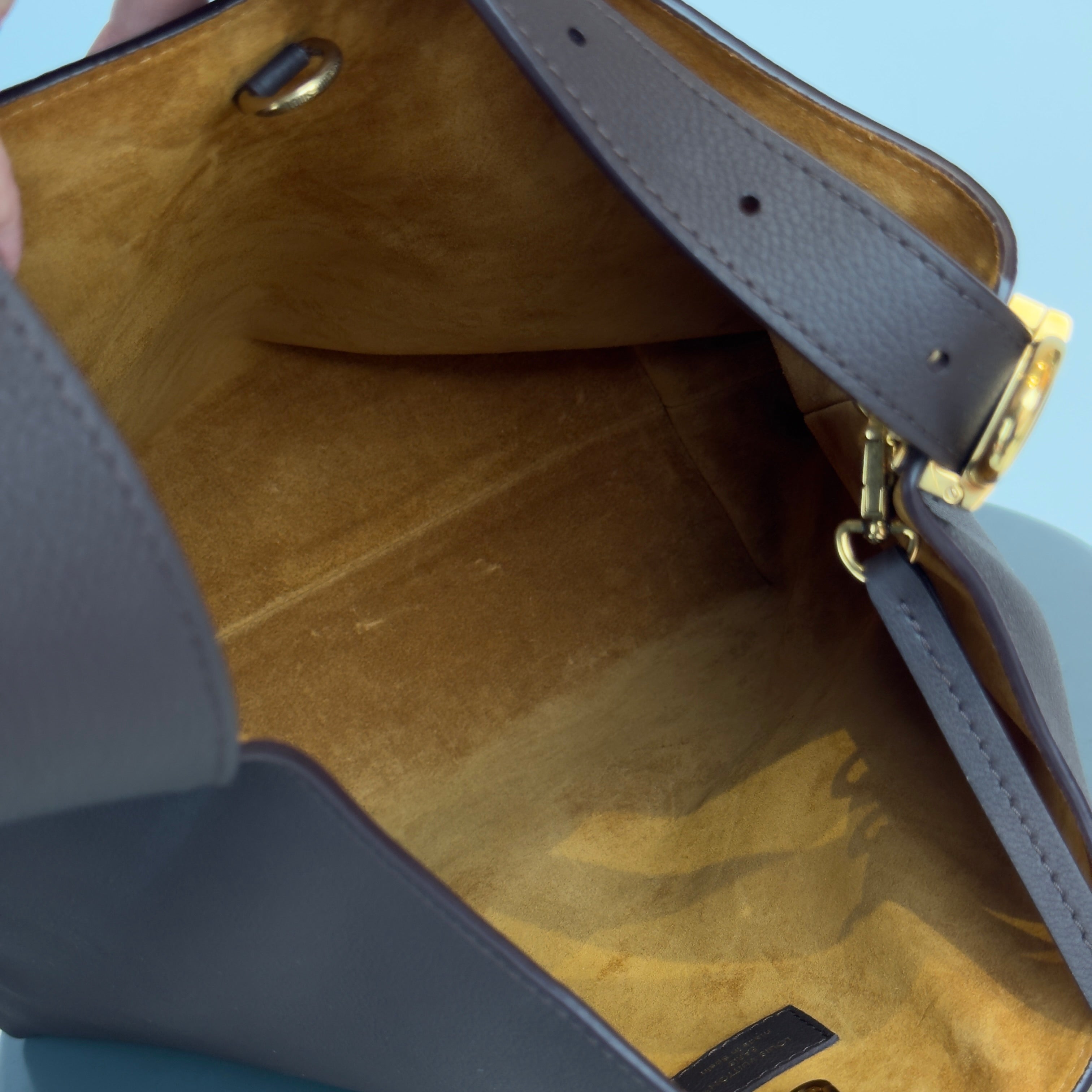 Louis Vuitton Hobo MM Wine - Queen May