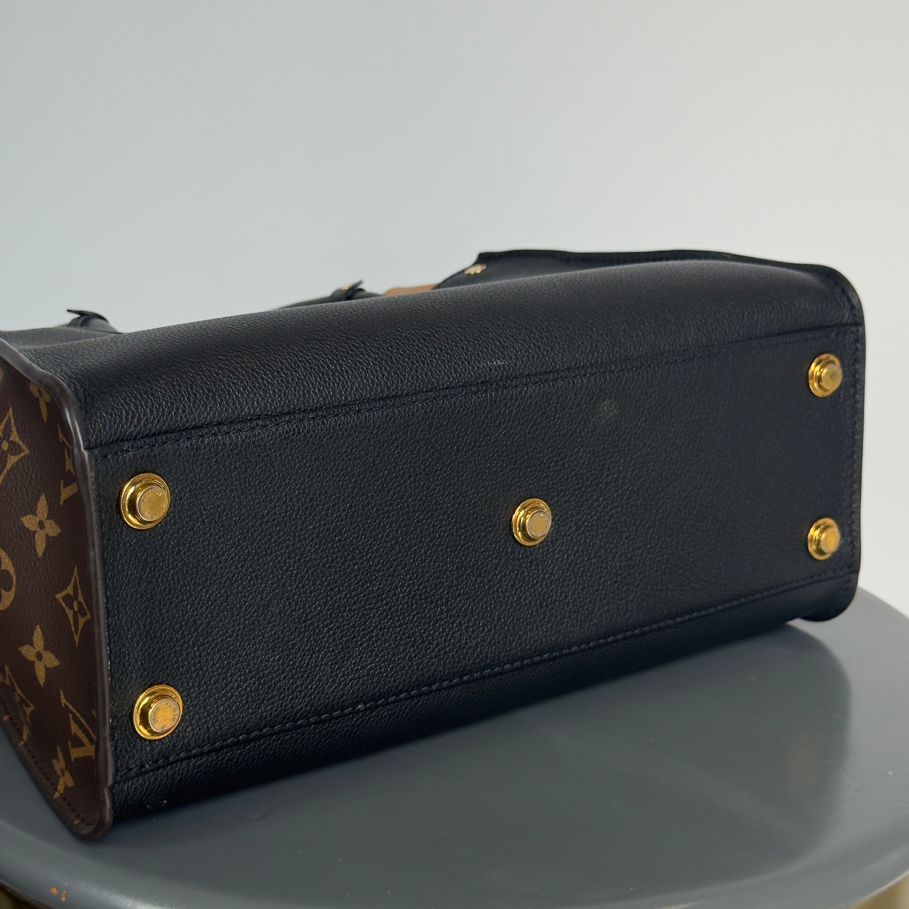 Louis Vuitton On My Side MM - Queen May