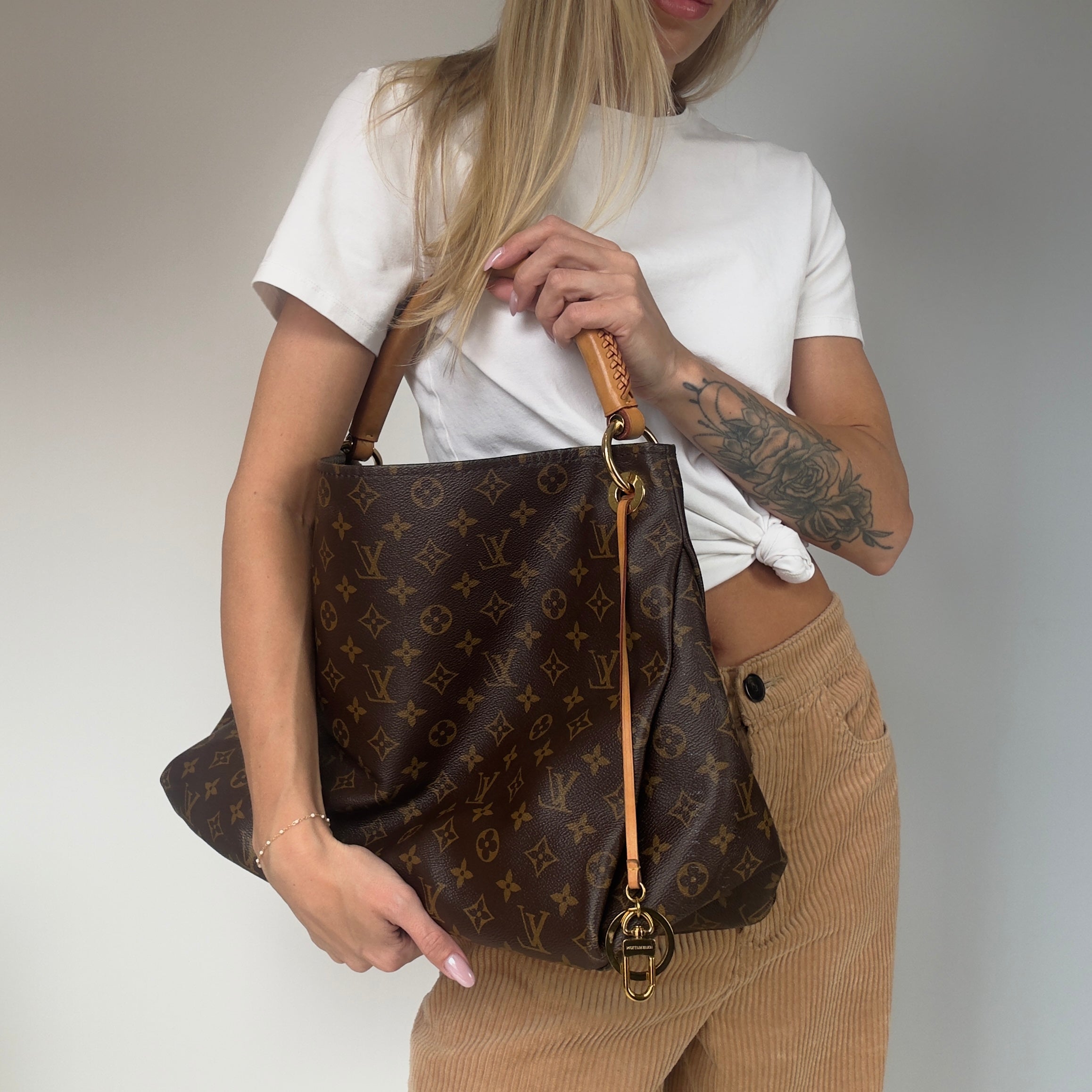 Louis Vuitton Monogram Artsy MM Shoulder Bag - Queen May