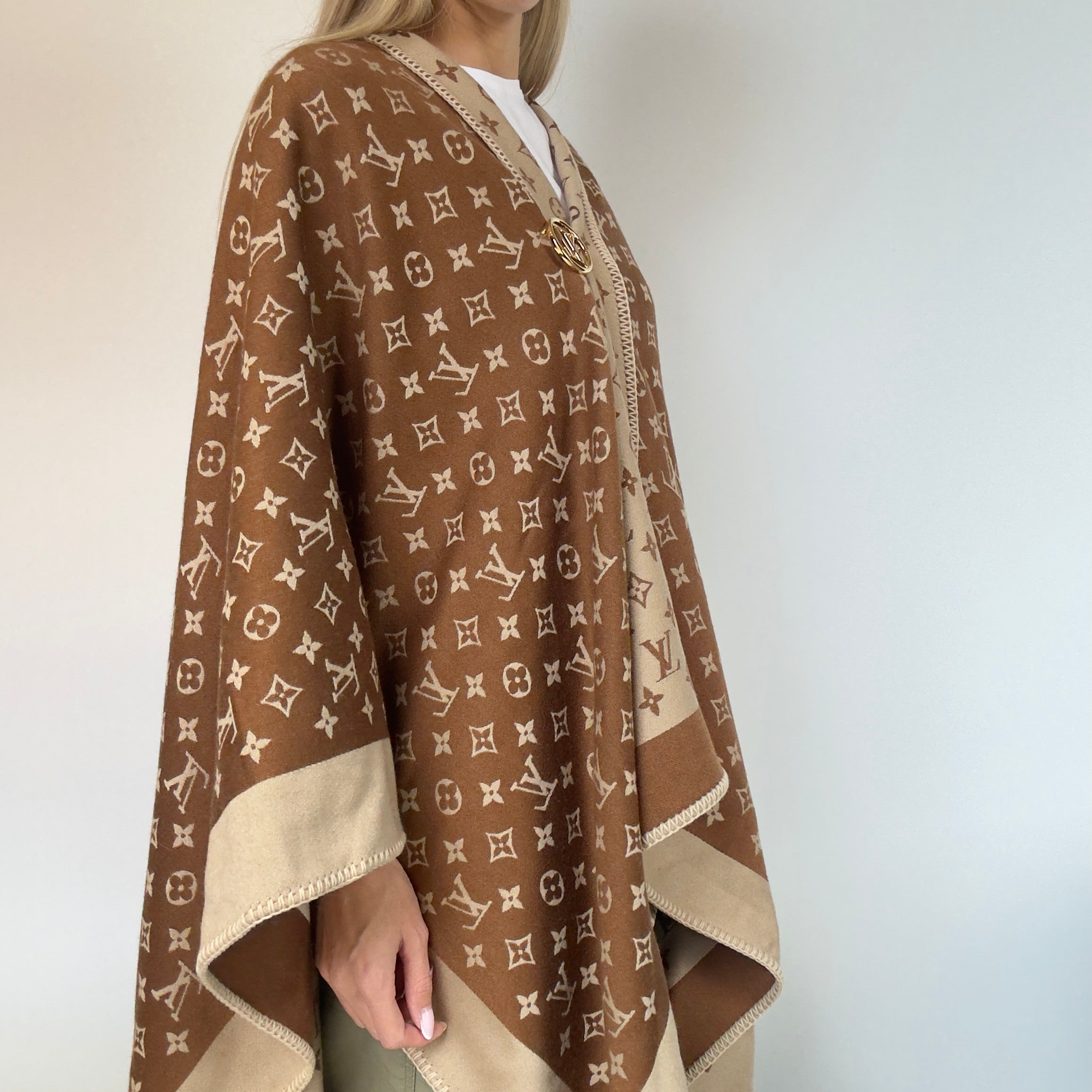 Louis Vuitton Embrace Poncho Wool Shawl with Clip - Queen May