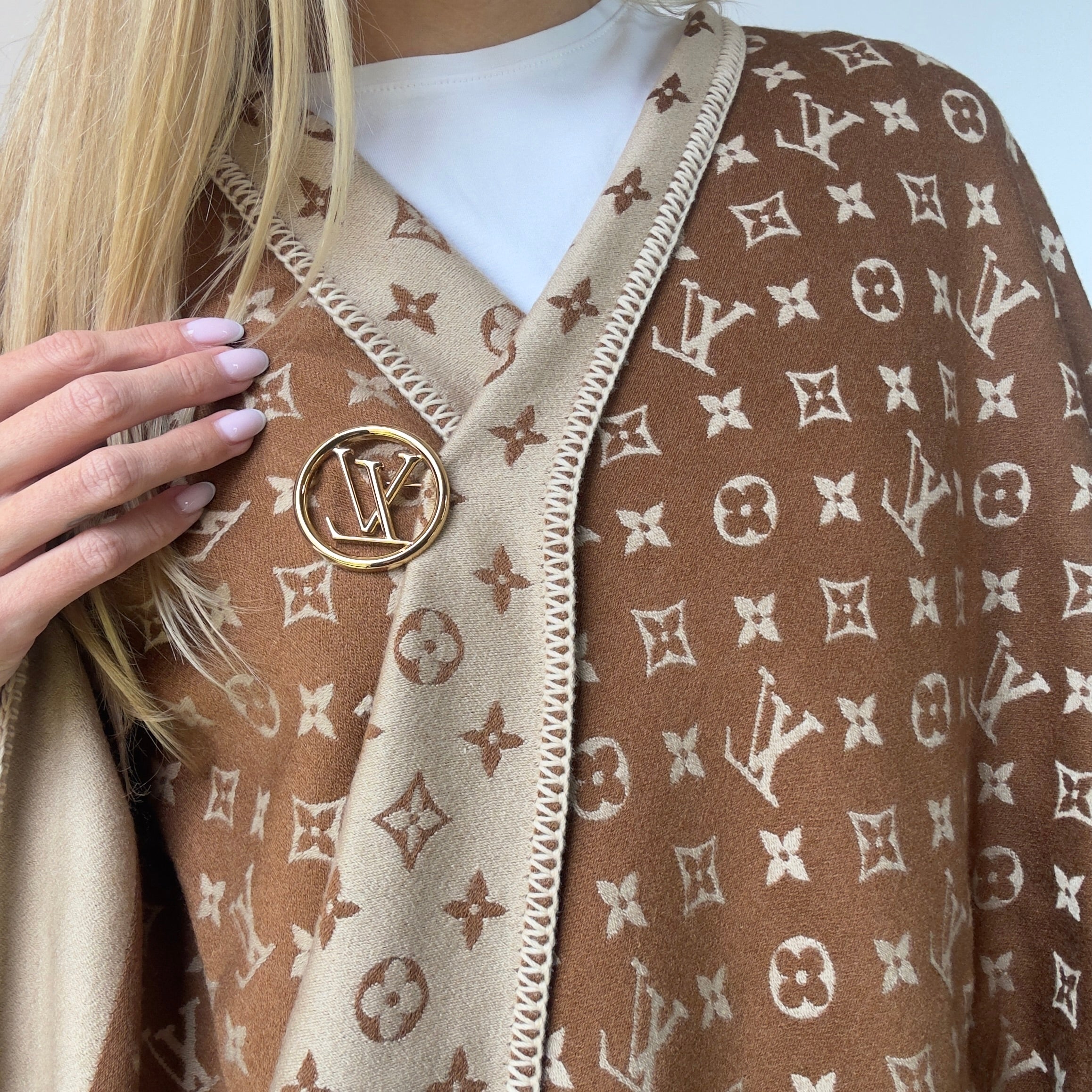Louis Vuitton Embrace Poncho Wool Shawl with Clip - Queen May