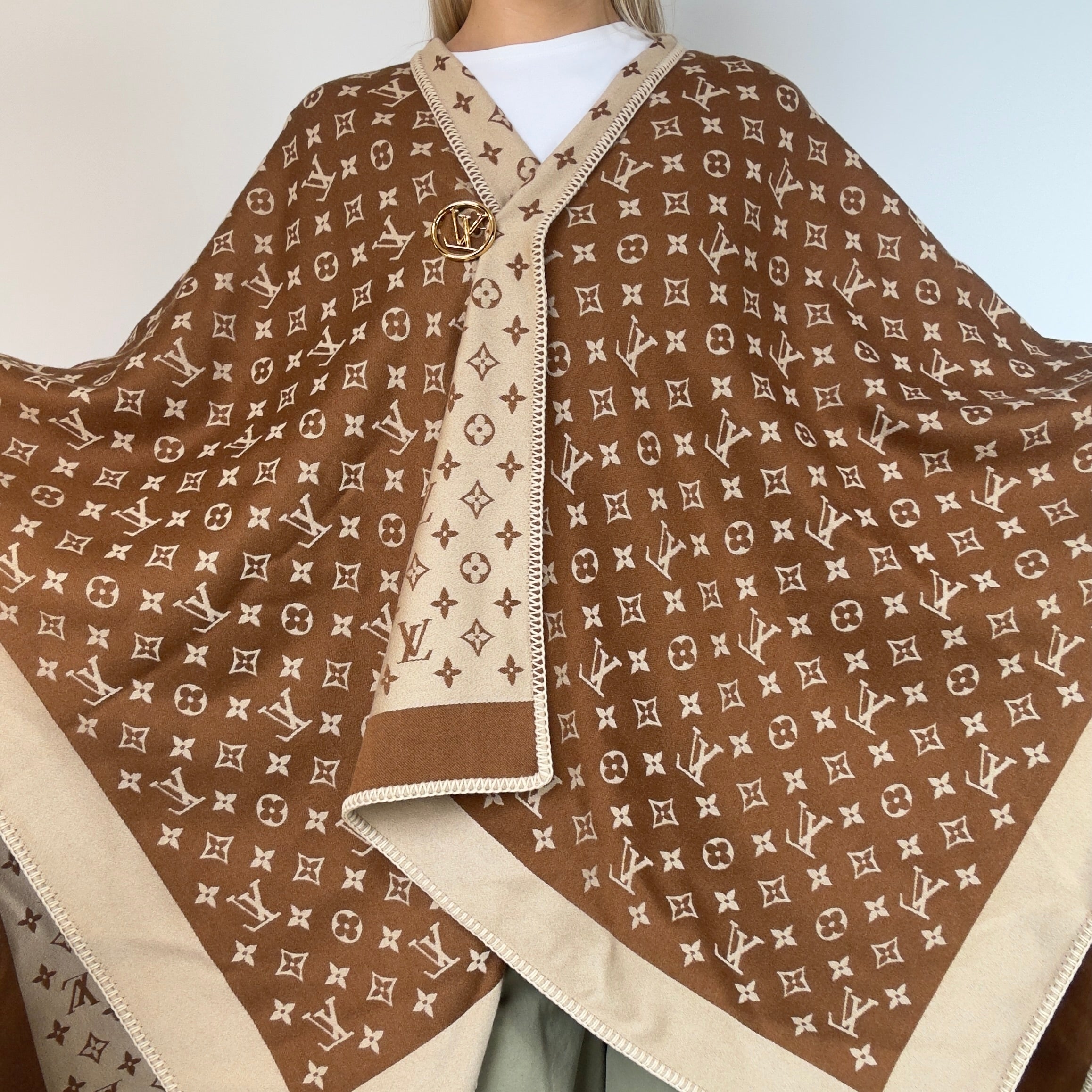 Louis Vuitton Embrace Poncho Wool Shawl with Clip - Queen May