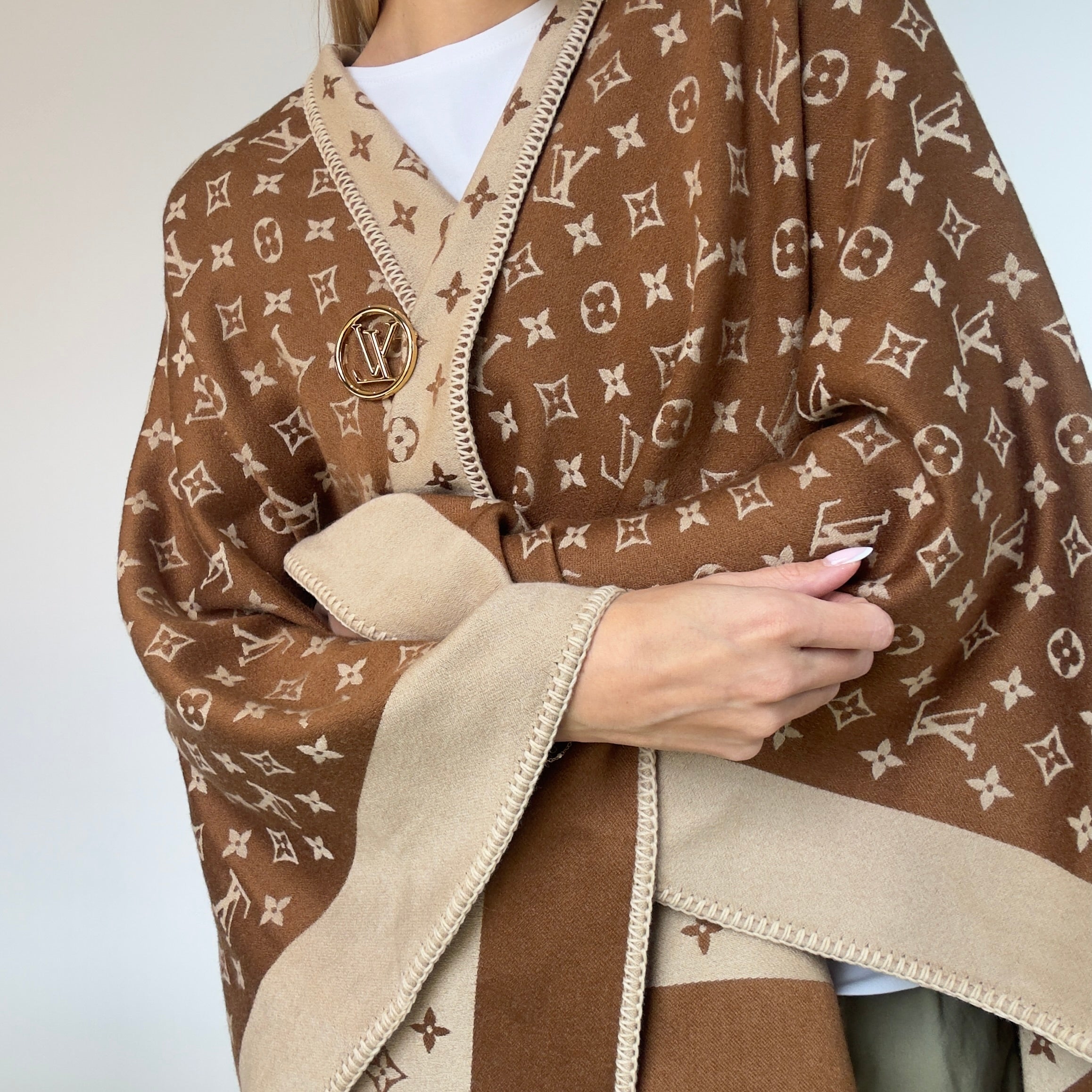 Louis Vuitton Embrace Poncho Wool Shawl with Clip - Queen May
