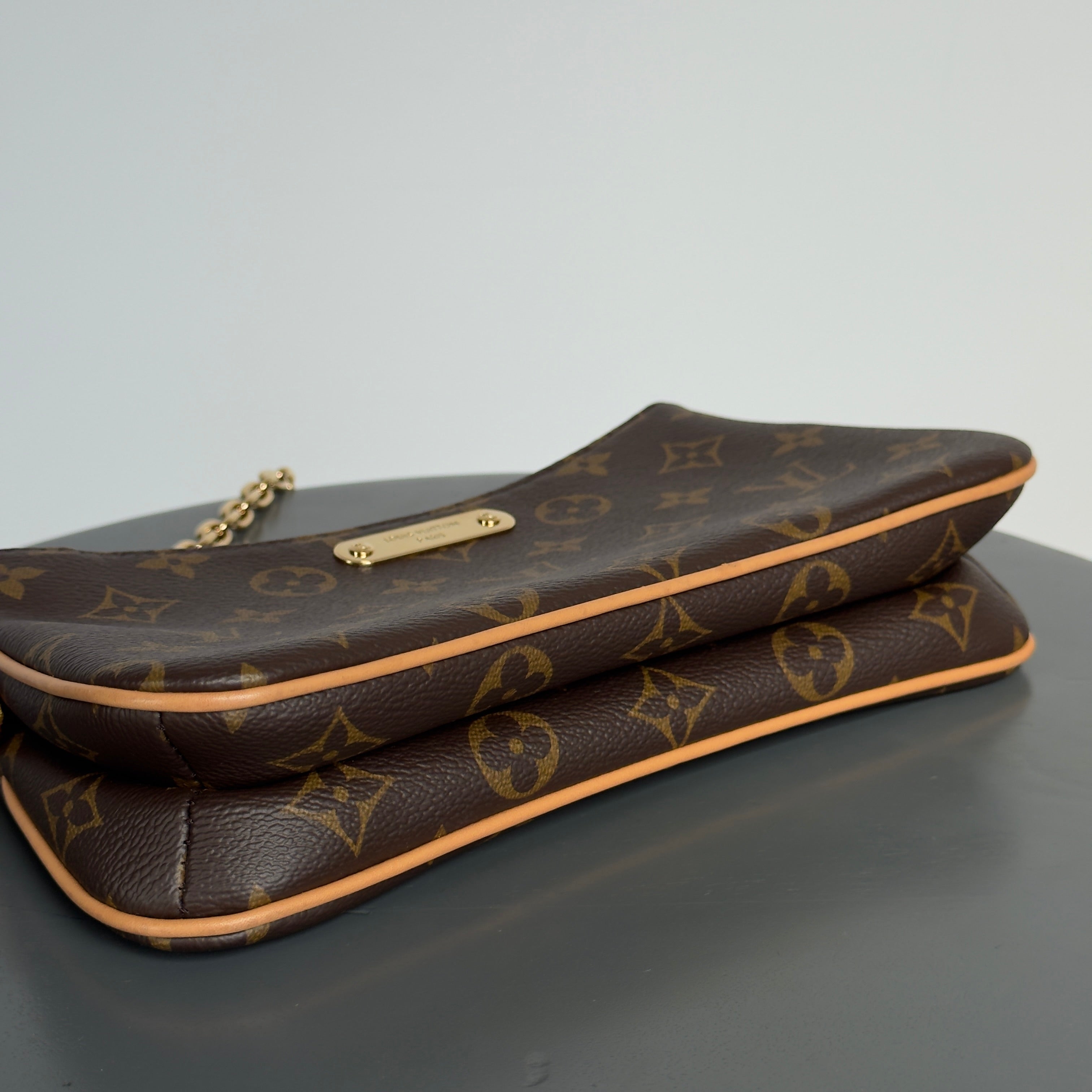 Louis Vuitton Liv Pochette - Queen May