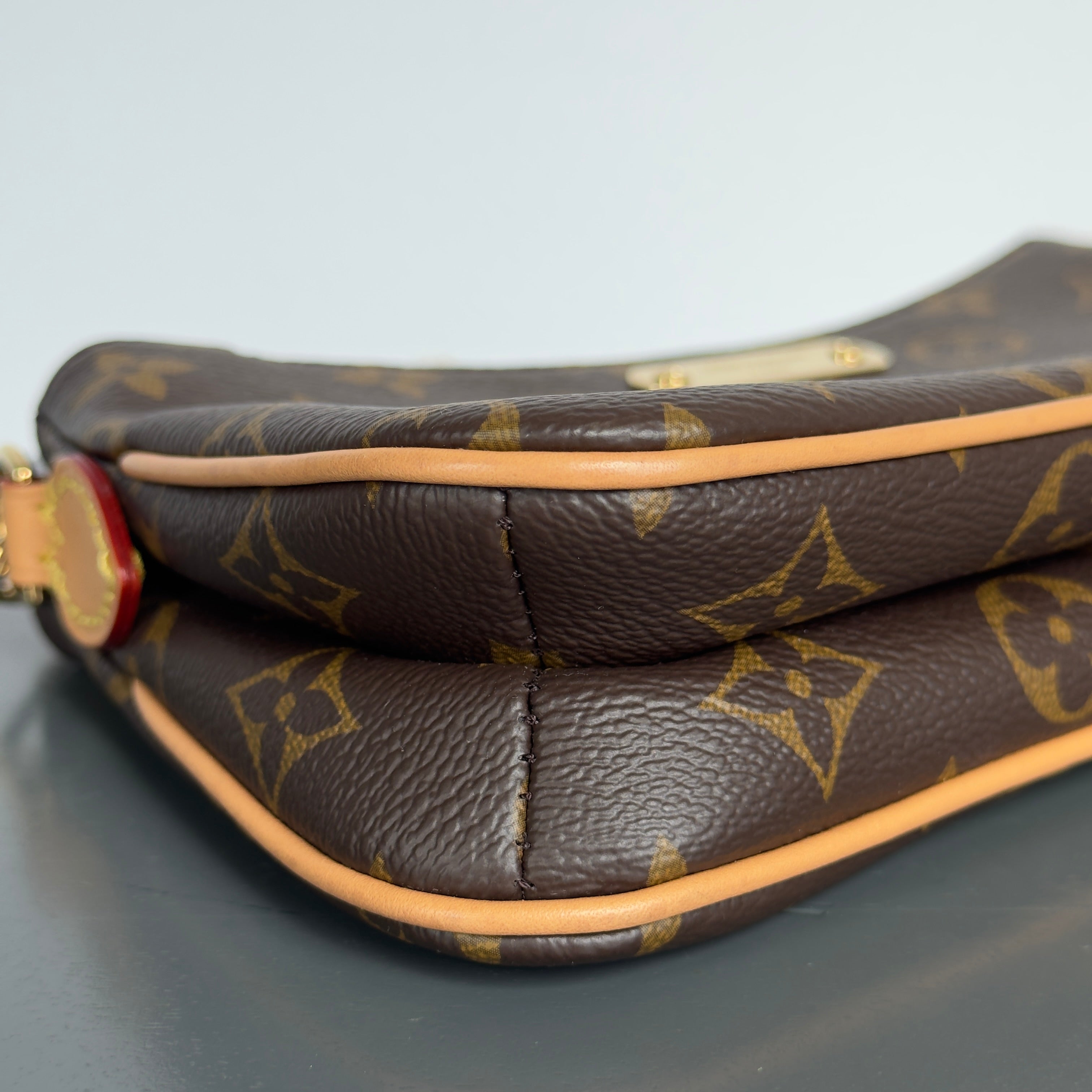 Louis Vuitton Liv Pochette - Queen May