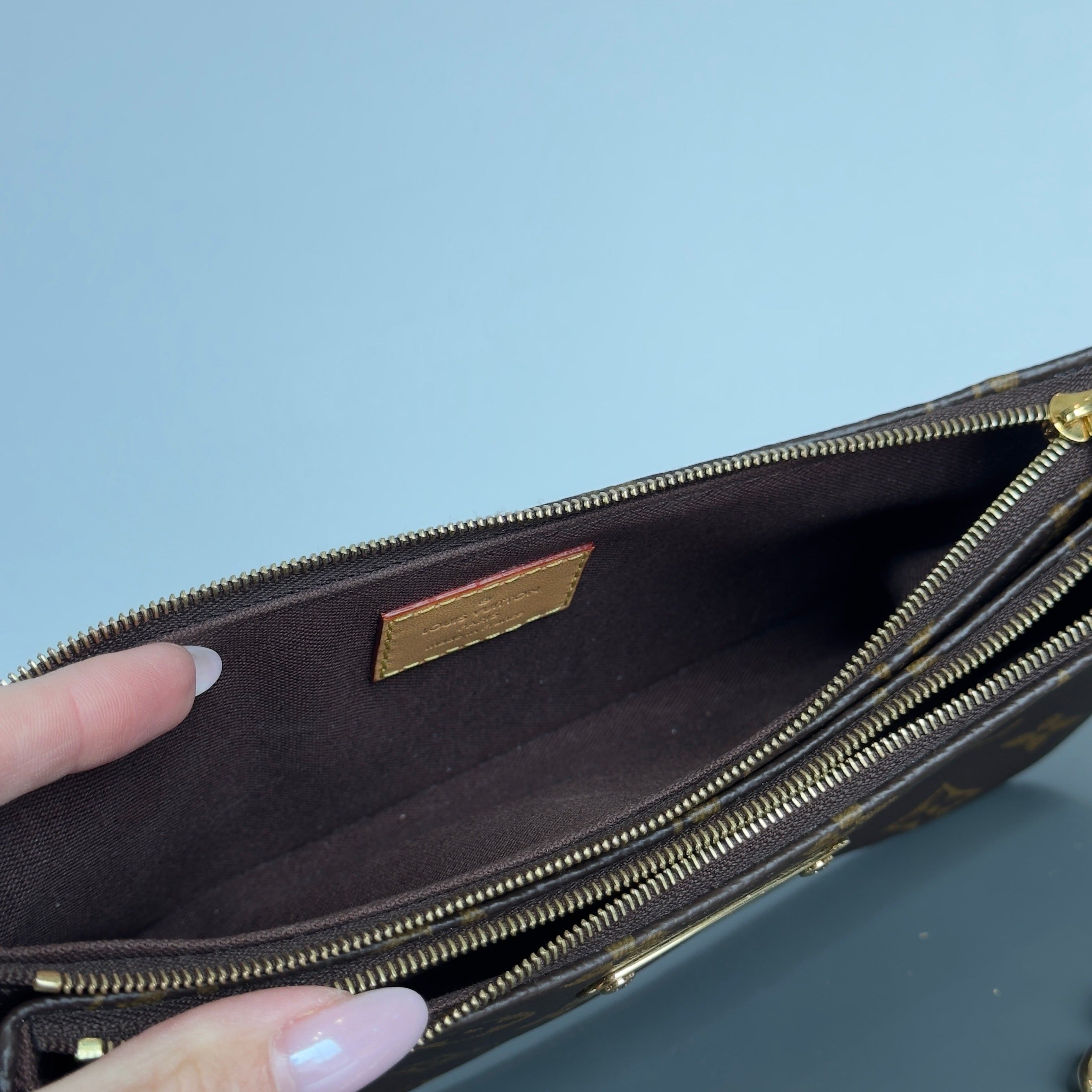 Louis Vuitton Liv Pochette - Queen May