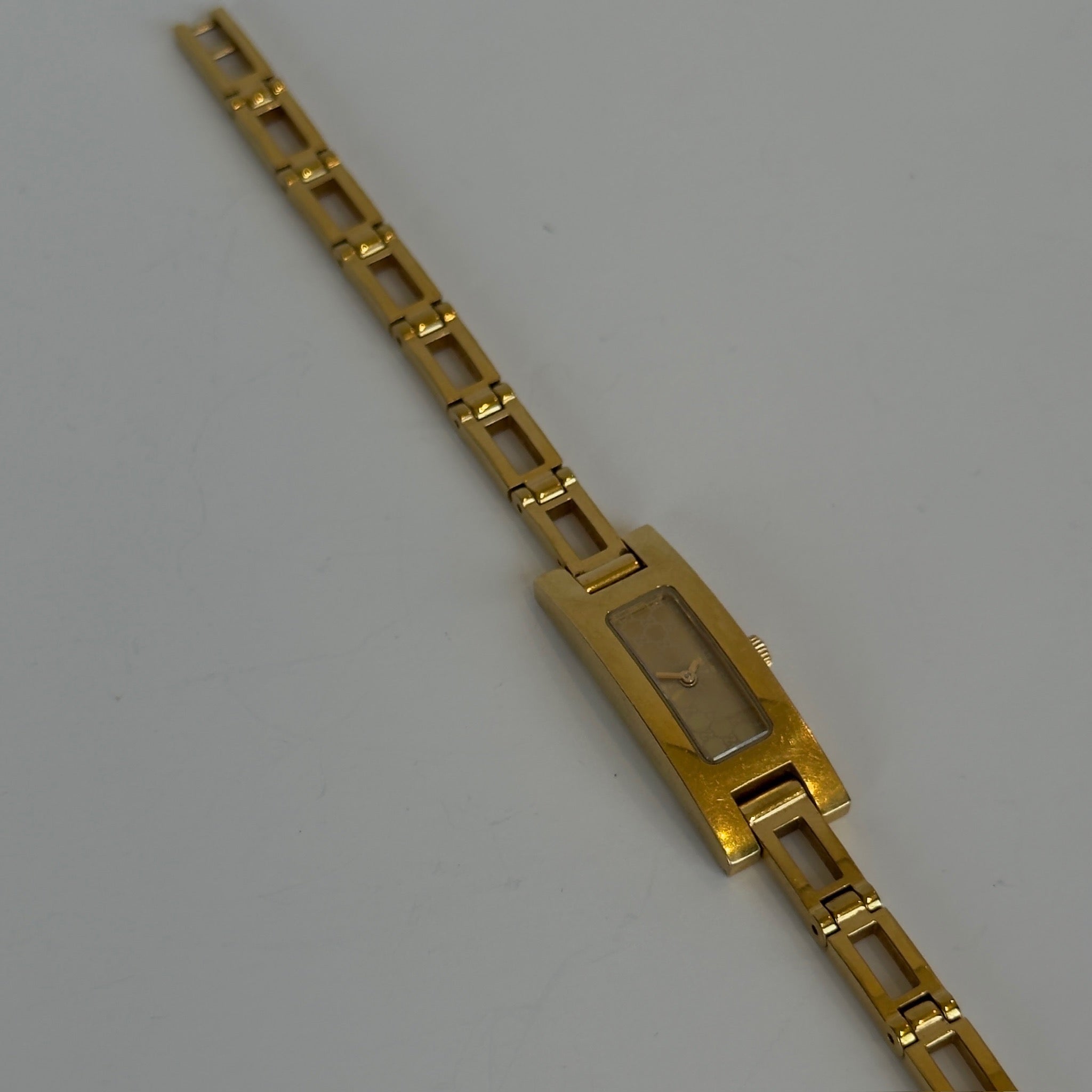 Gucci 9900L Gold Tone Watch - Queen May