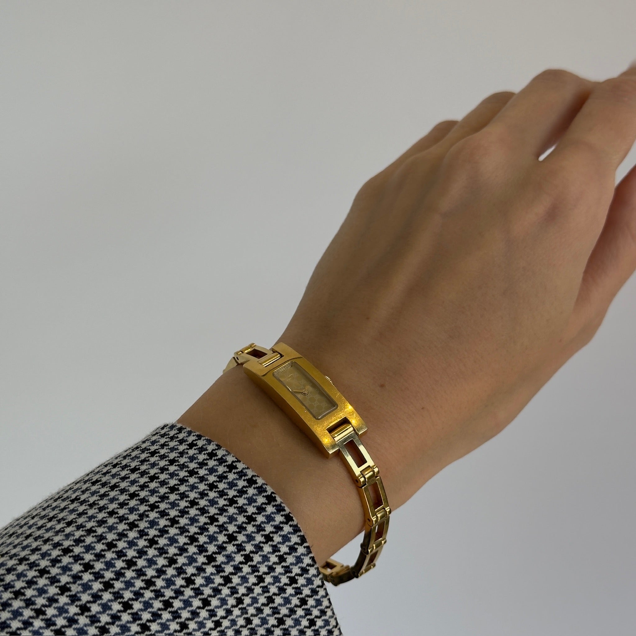 Gucci 9900L Gold Tone Watch - Queen May