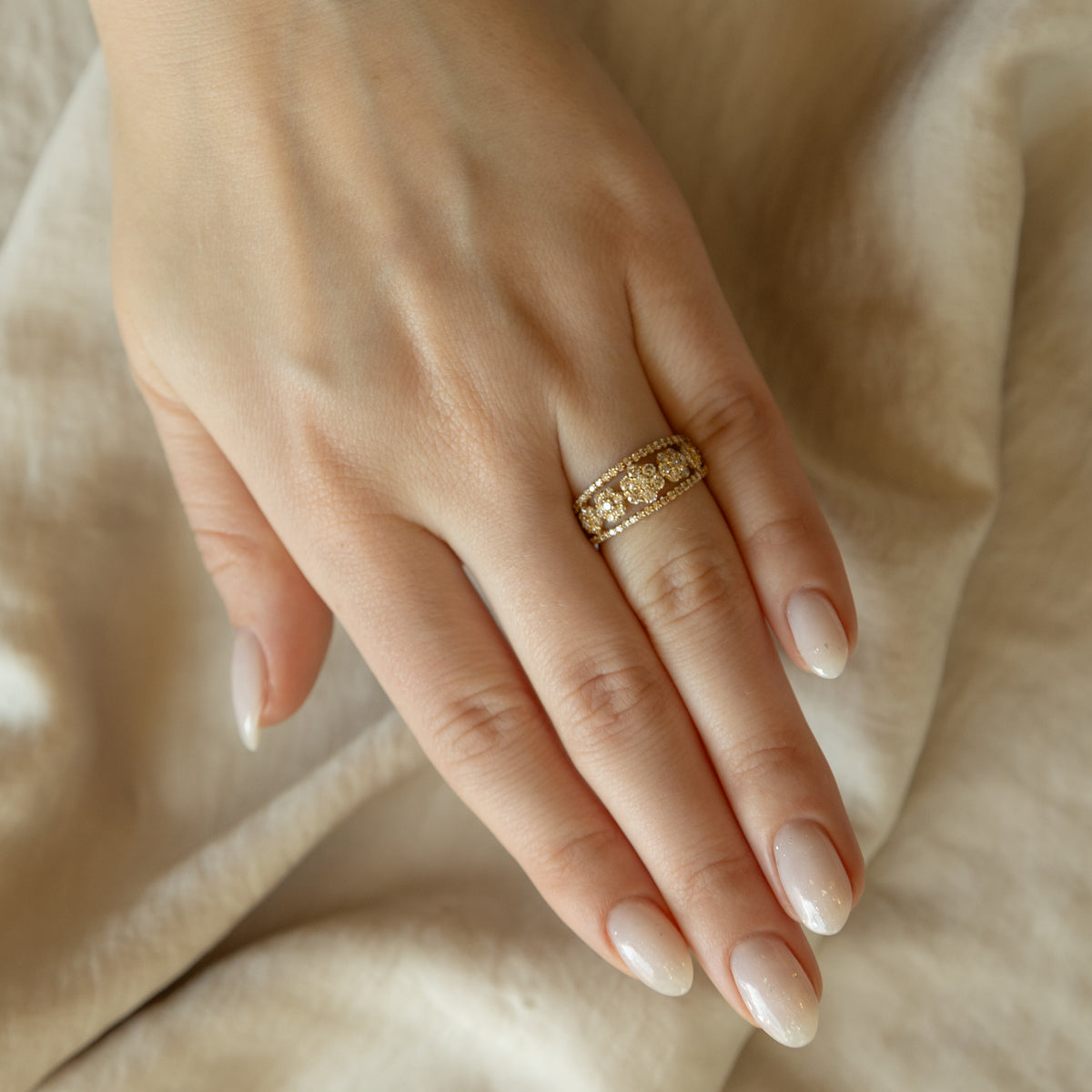 18K Yellow Gold 1 Carat Diamond Flower Band - Queen May