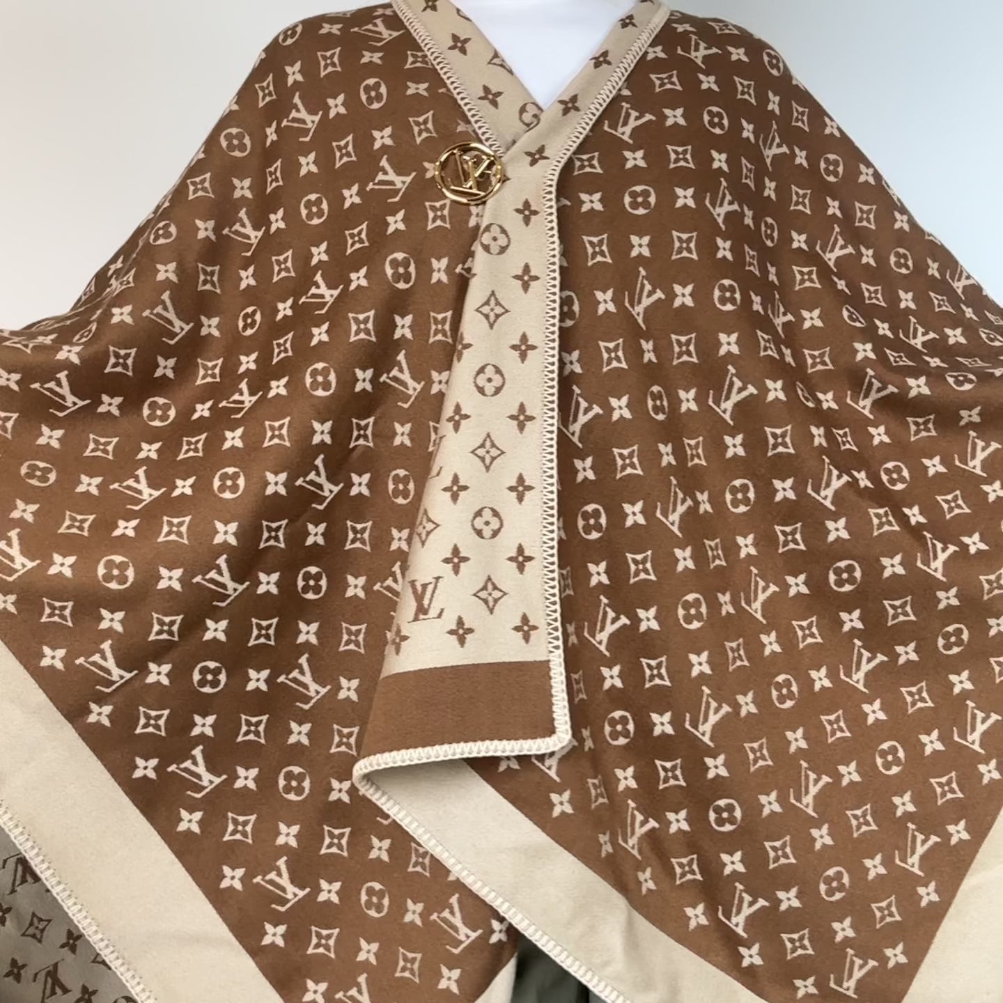 Louis Vuitton Embrace Poncho Wool Shawl with Clip - Queen May