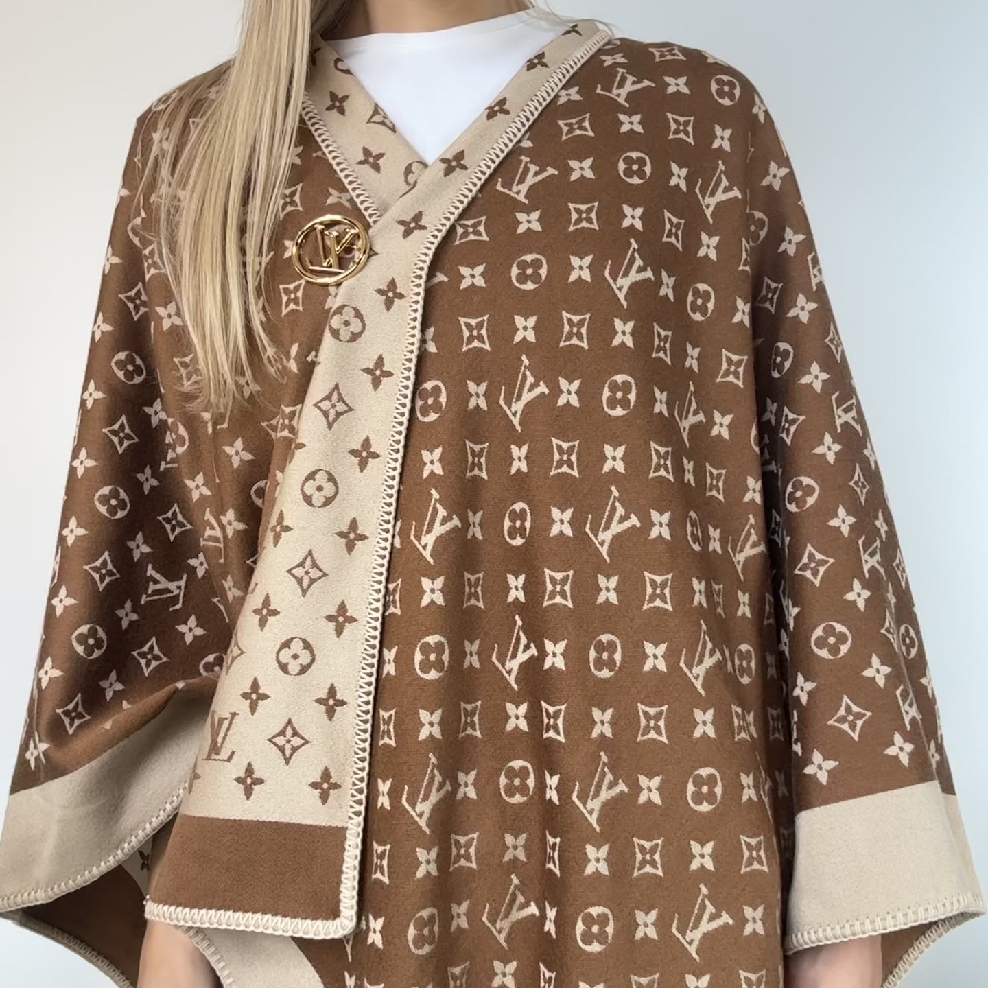 Louis Vuitton Embrace Poncho Wool Shawl with Clip - Queen May