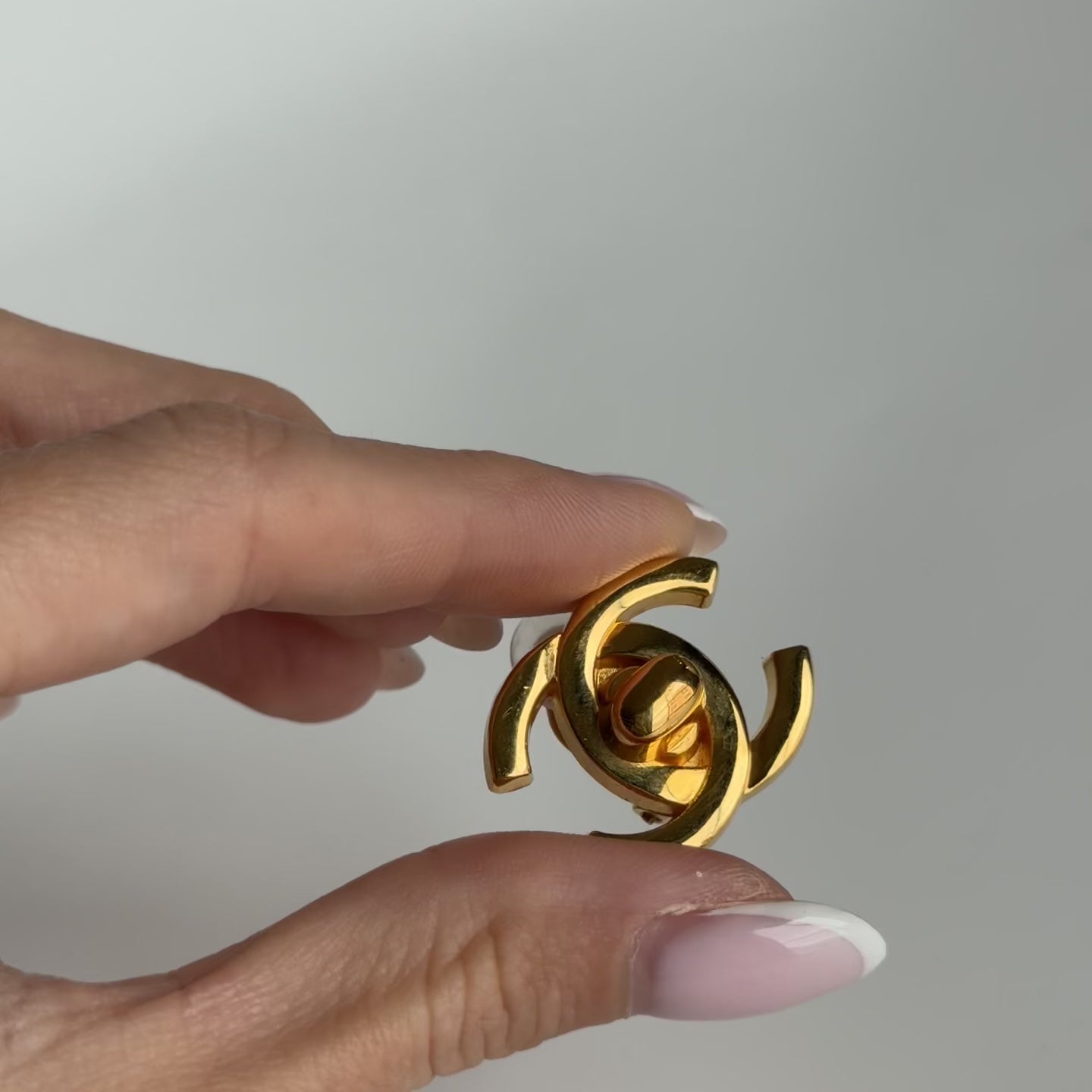 Chanel 1996 CC Turnlock Clip On Earrings - Queen May