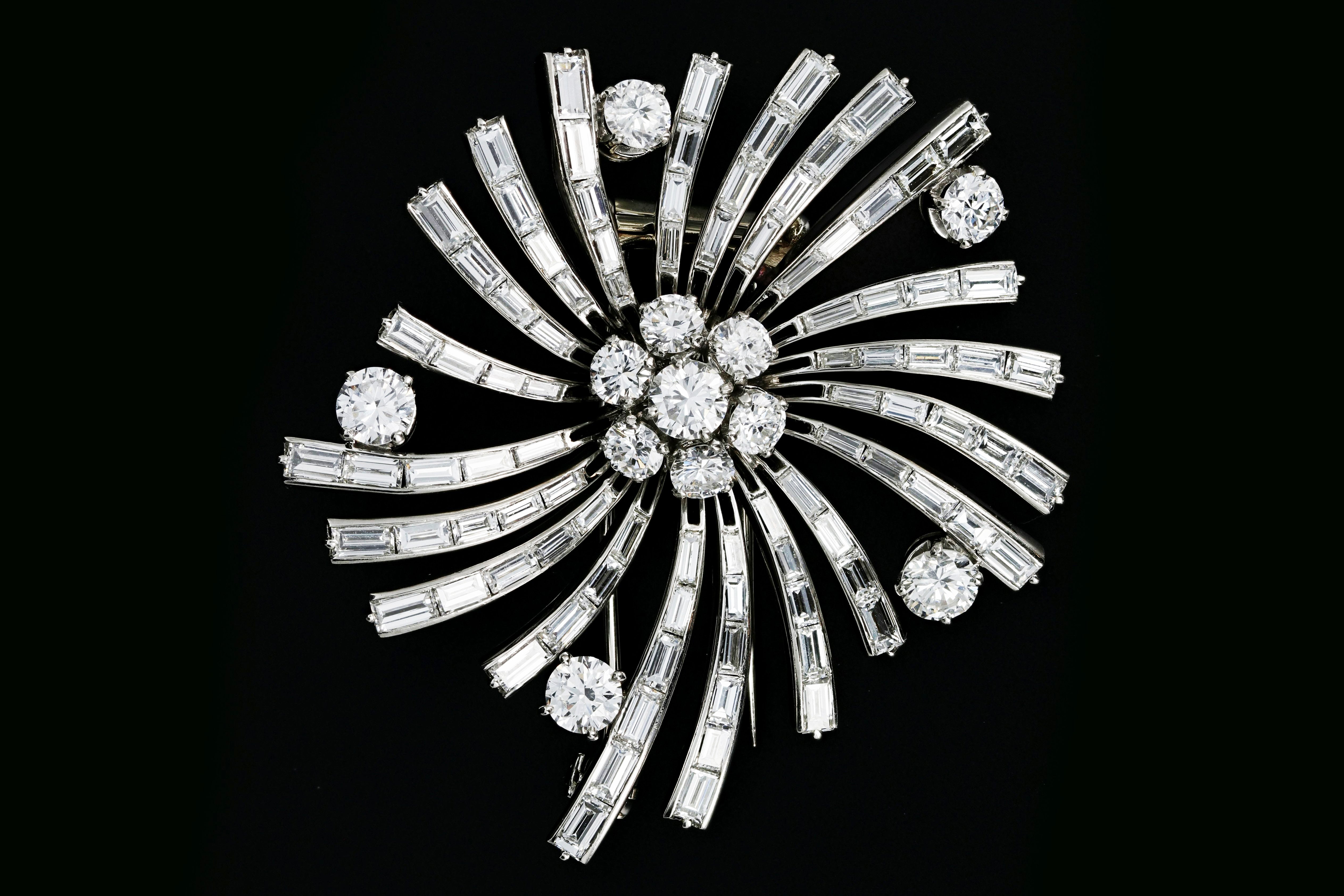 Retro Van Cleef & Arpels Platinum 10 Carat Diamond Brooch - Queen May