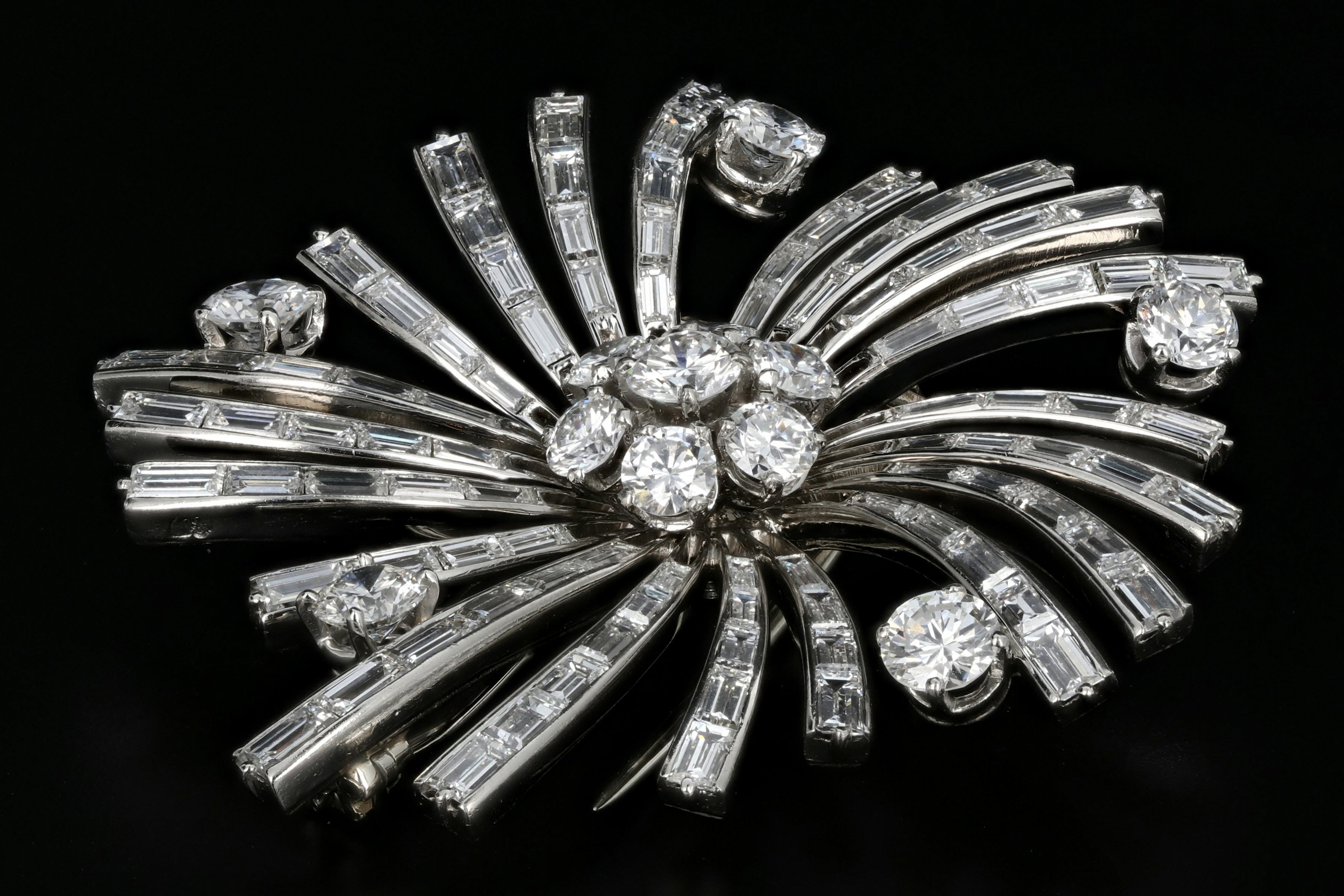 Retro Van Cleef & Arpels Platinum 10 Carat Diamond Brooch - Queen May