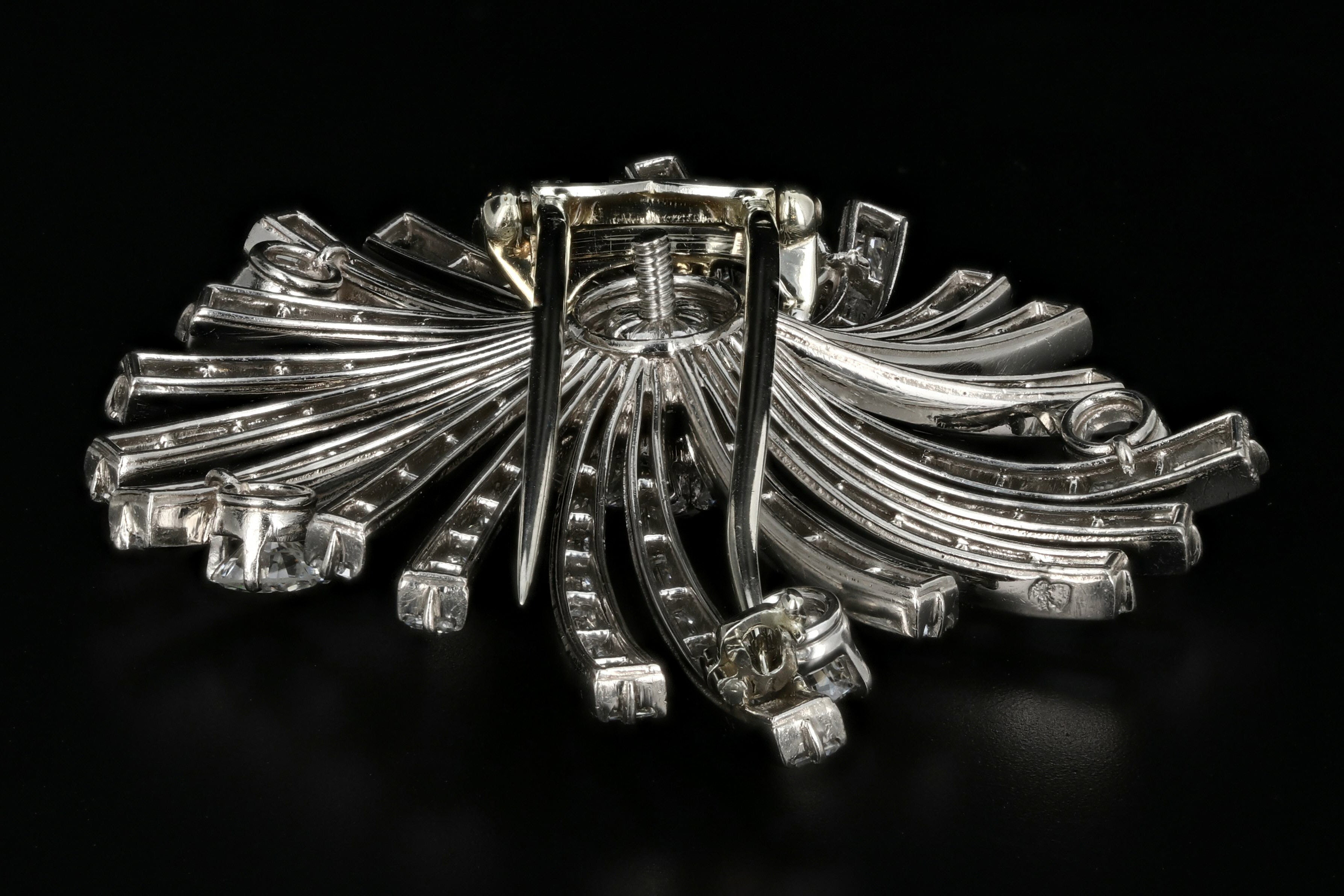 Retro Van Cleef & Arpels Platinum 10 Carat Diamond Brooch - Queen May