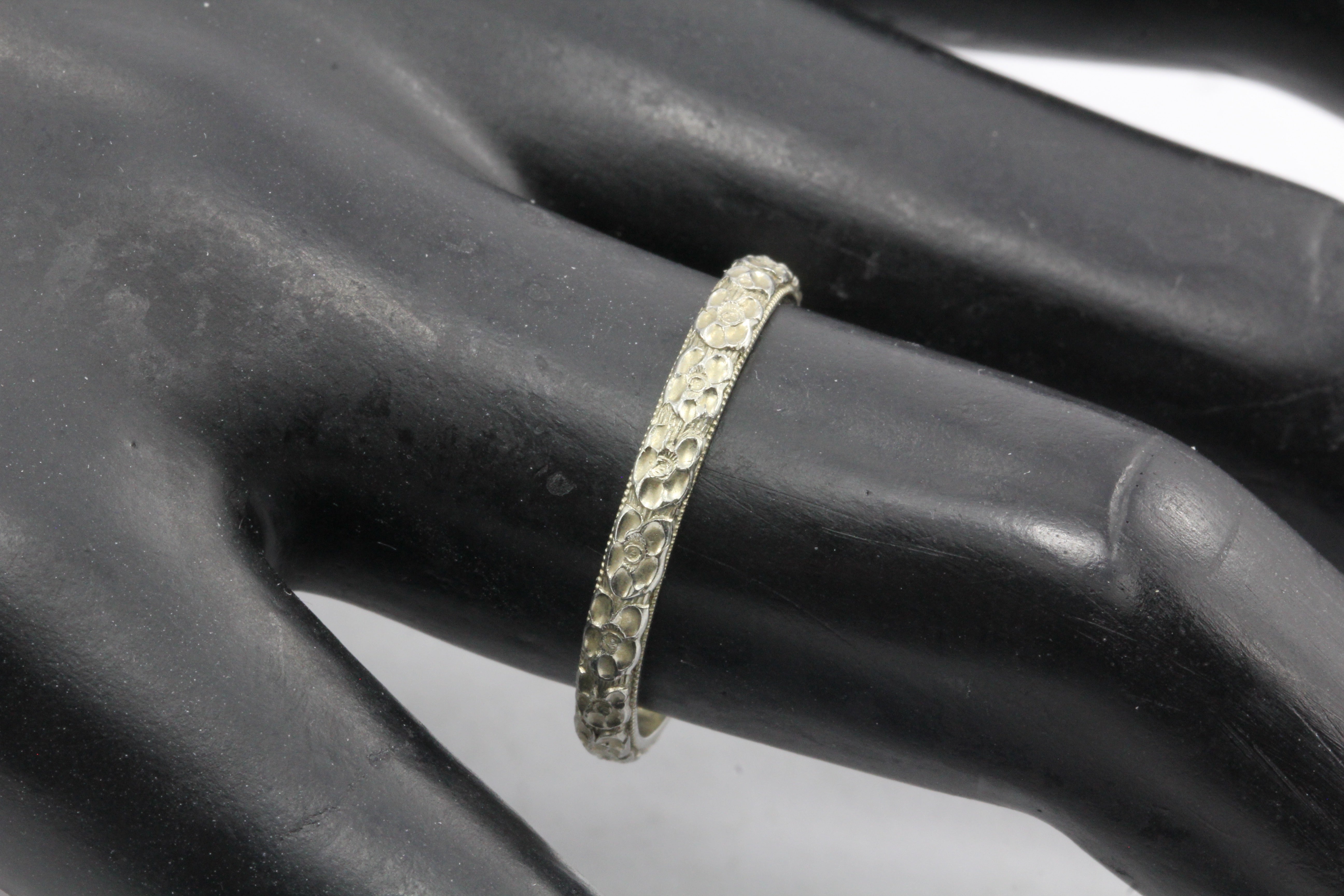 18K White Gold Art Deco Floral Motif Wedding Band - Queen May