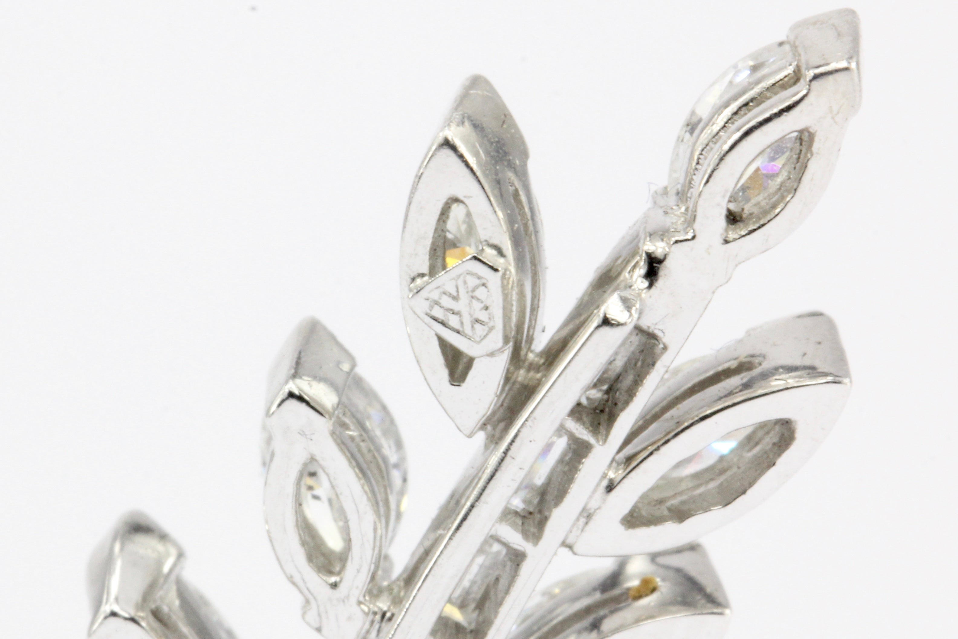 Retro Platinum 8 Carat Diamond Brooch - Queen May