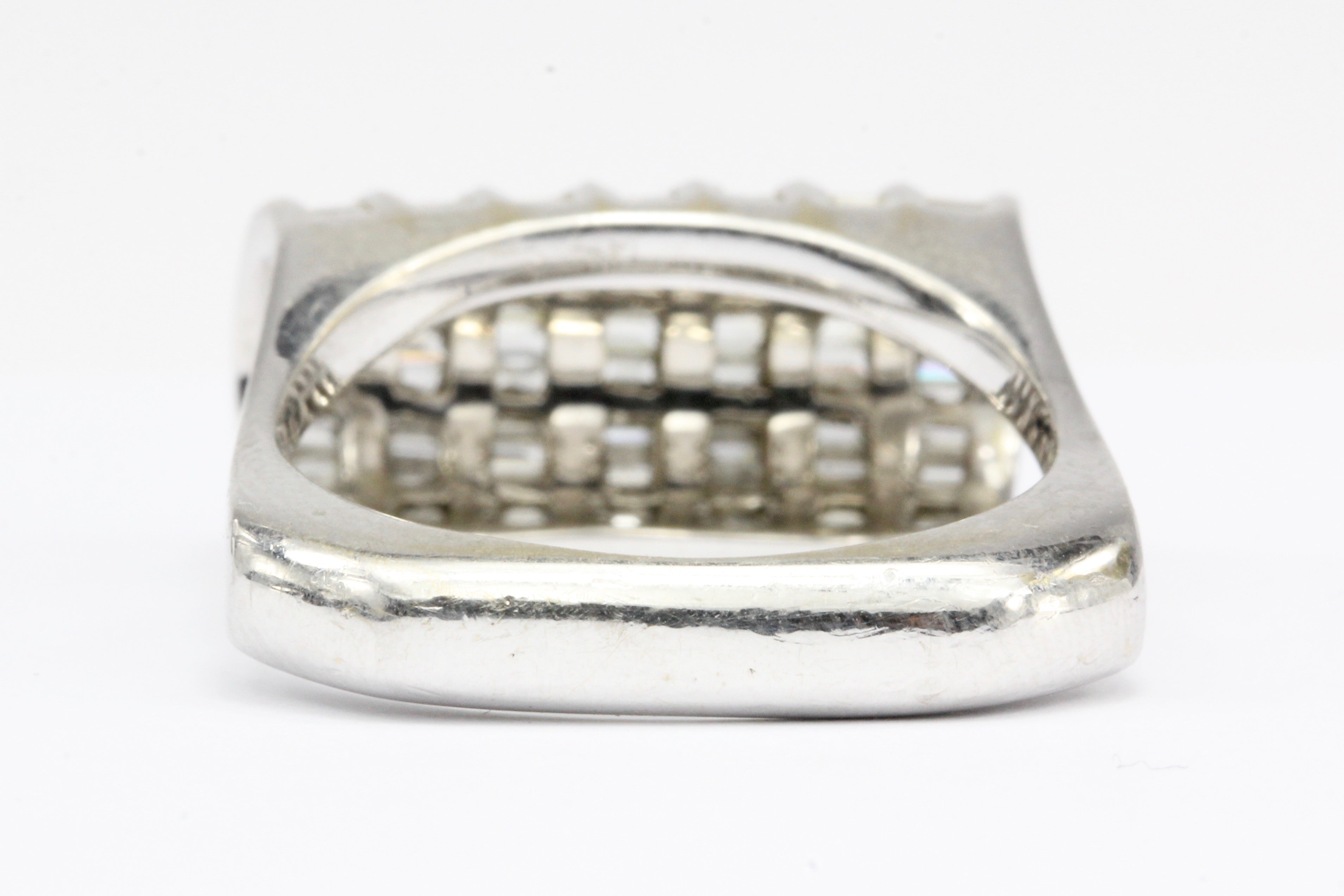 Modern 18K White Gold Diamond Barrel Ring Size 7 - Queen May