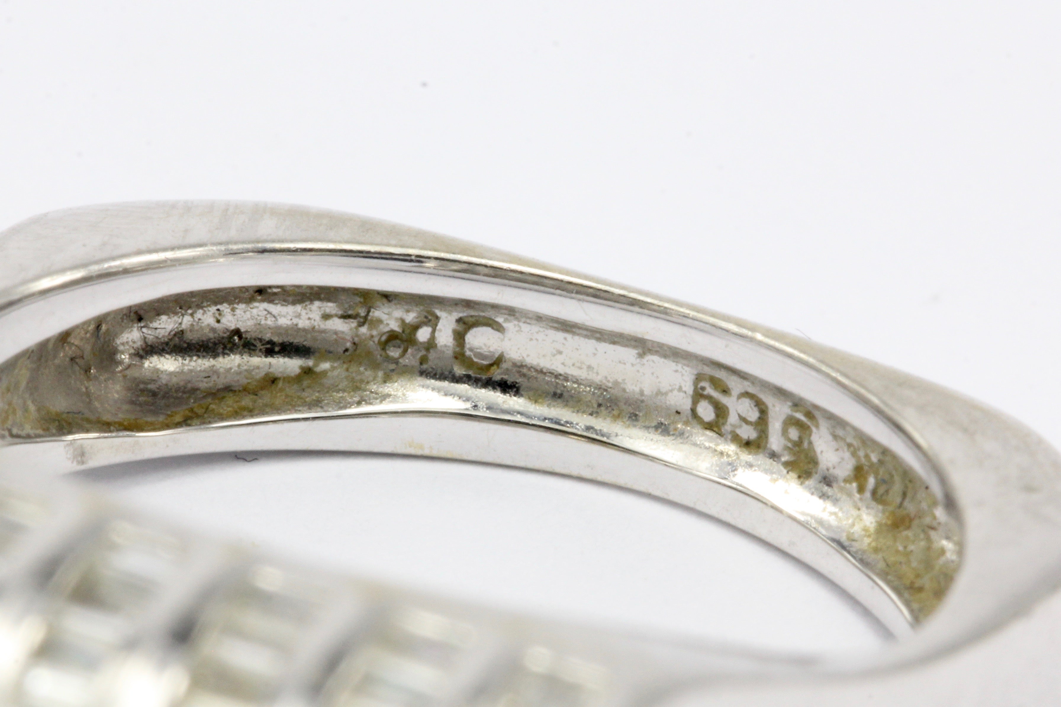 Modern 18K White Gold Diamond Barrel Ring Size 7 - Queen May