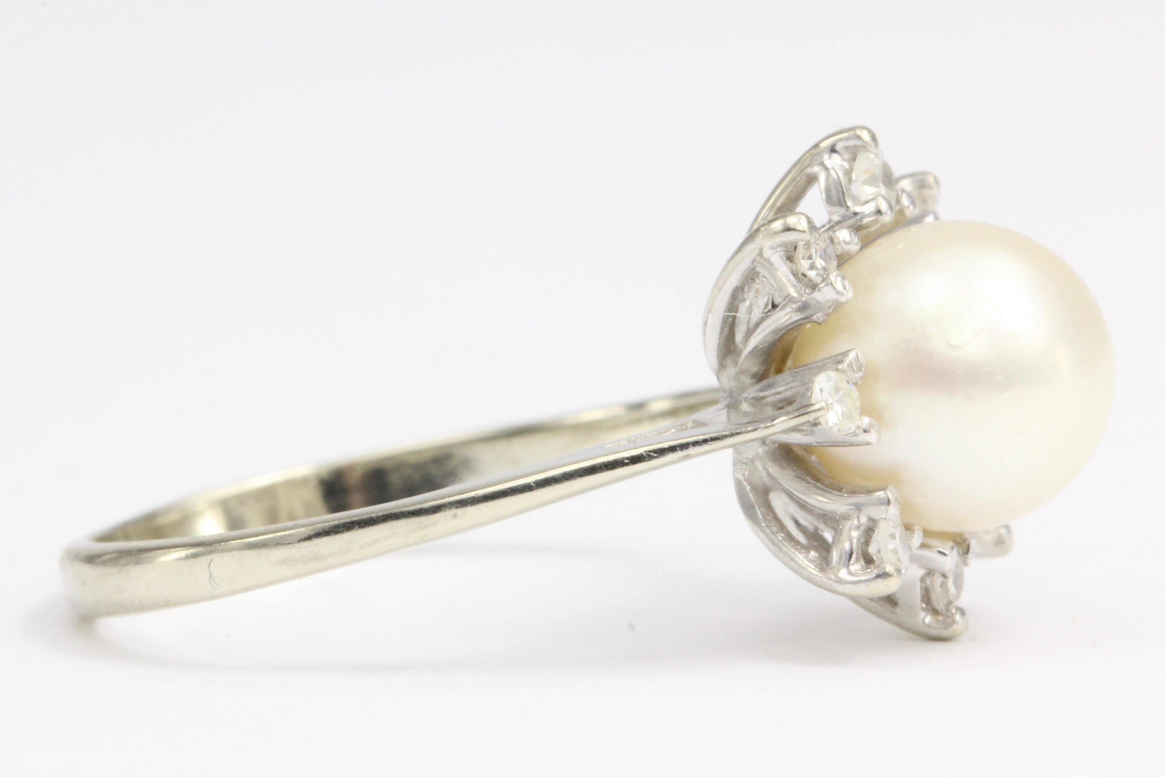 14K White Gold Pearl and Diamond Flower Ring Size 4.25 - Queen May