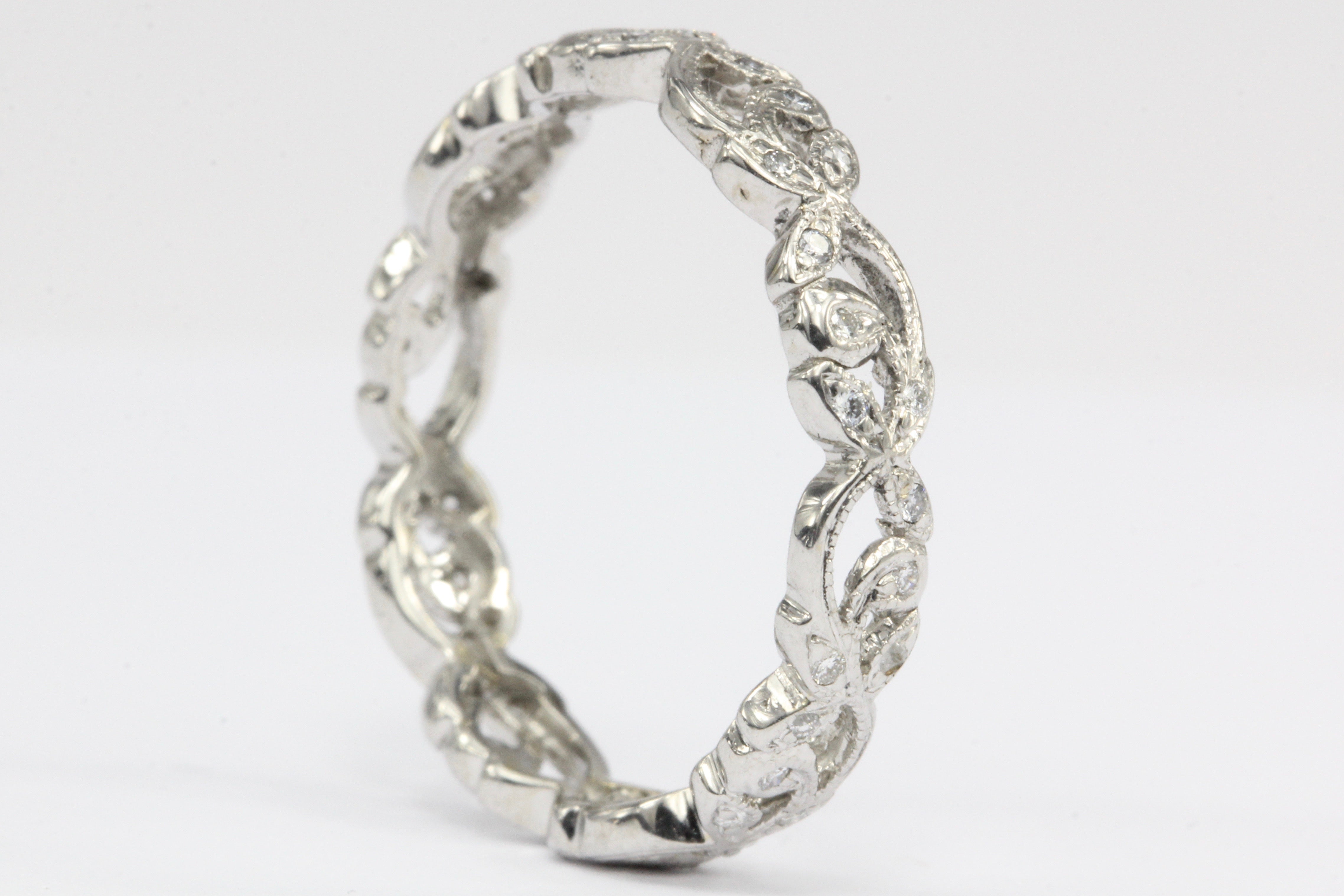 18K White Gold Diamond Scrolling Leaf Motif Wedding Band Size 6 - Queen May