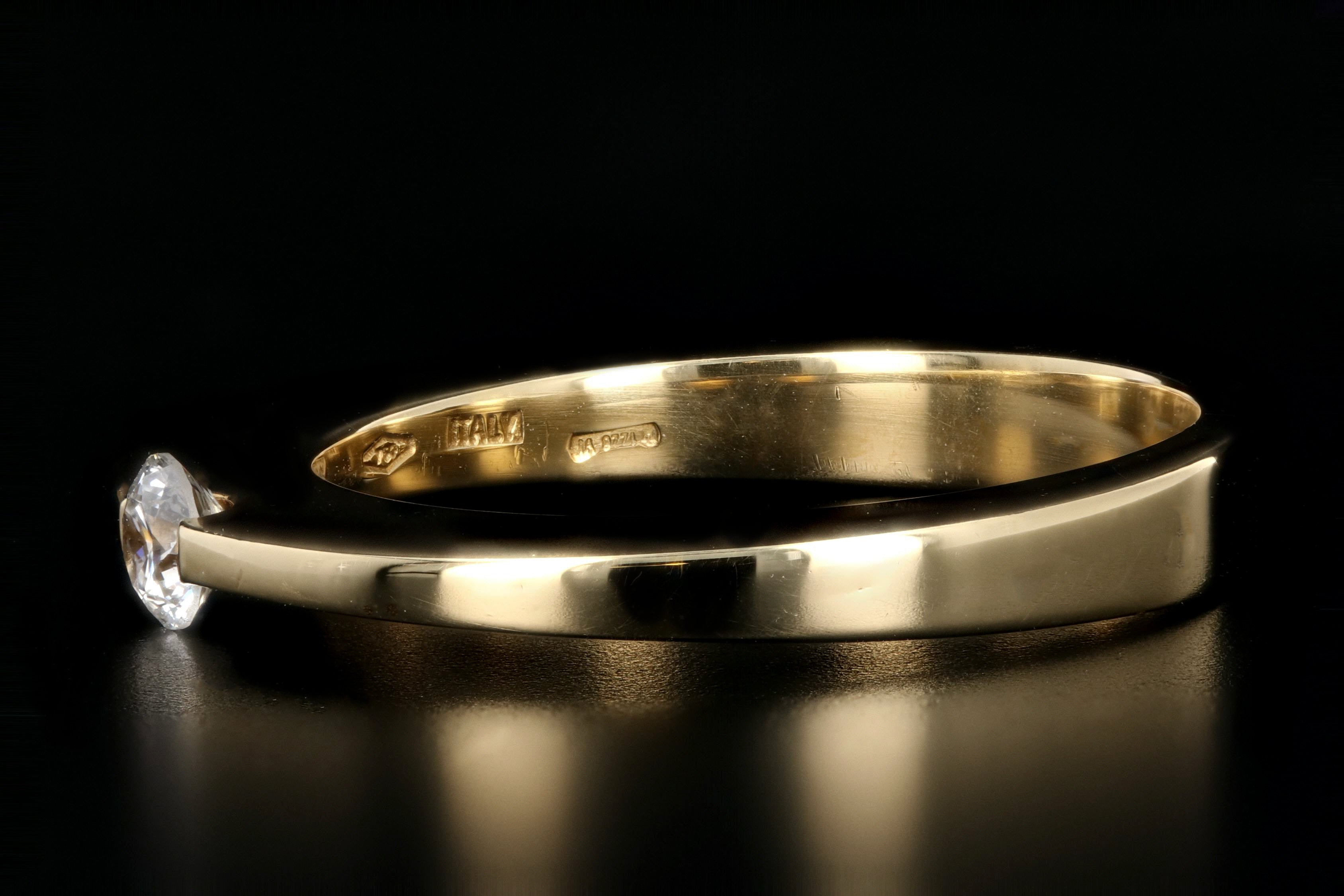 Modern Roberto Coin 18K Yellow .15 Carat Diamond Ring - Queen May