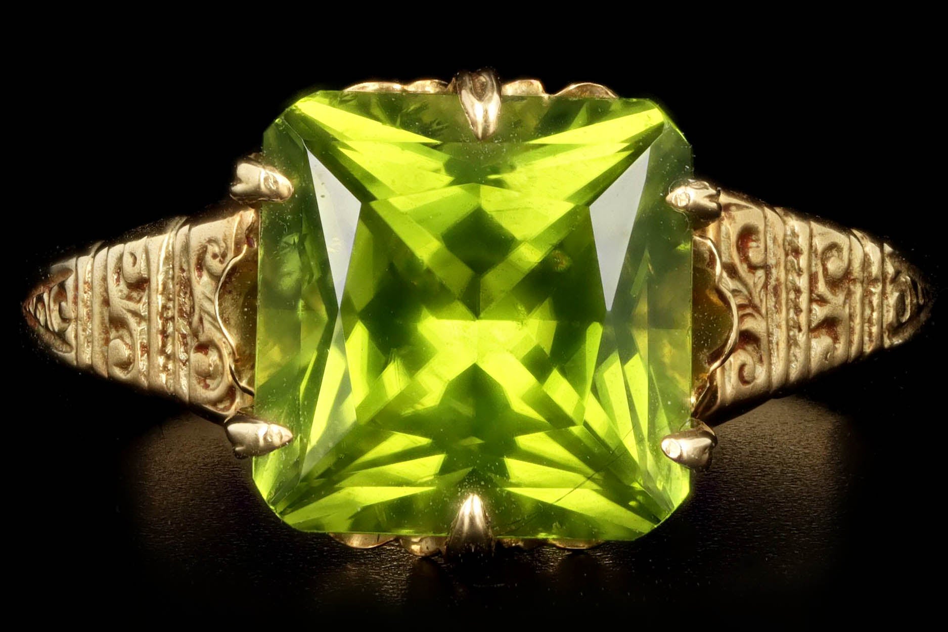 Victorian 18K Yellow Gold 2.75 Carat Peridot Ring - Queen May