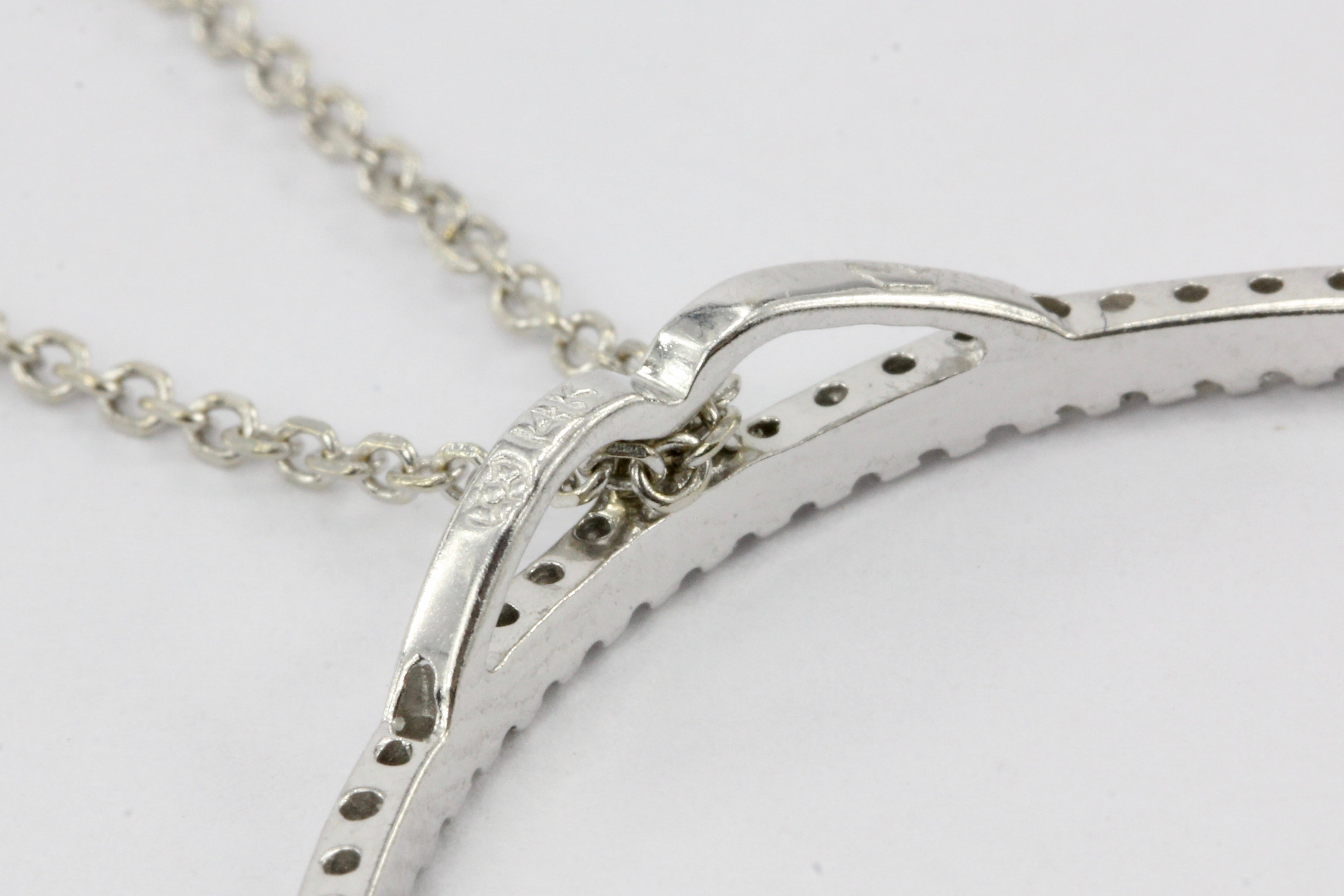 14K White Gold .25 CTW Diamond Circle Pendant Necklace - Queen May