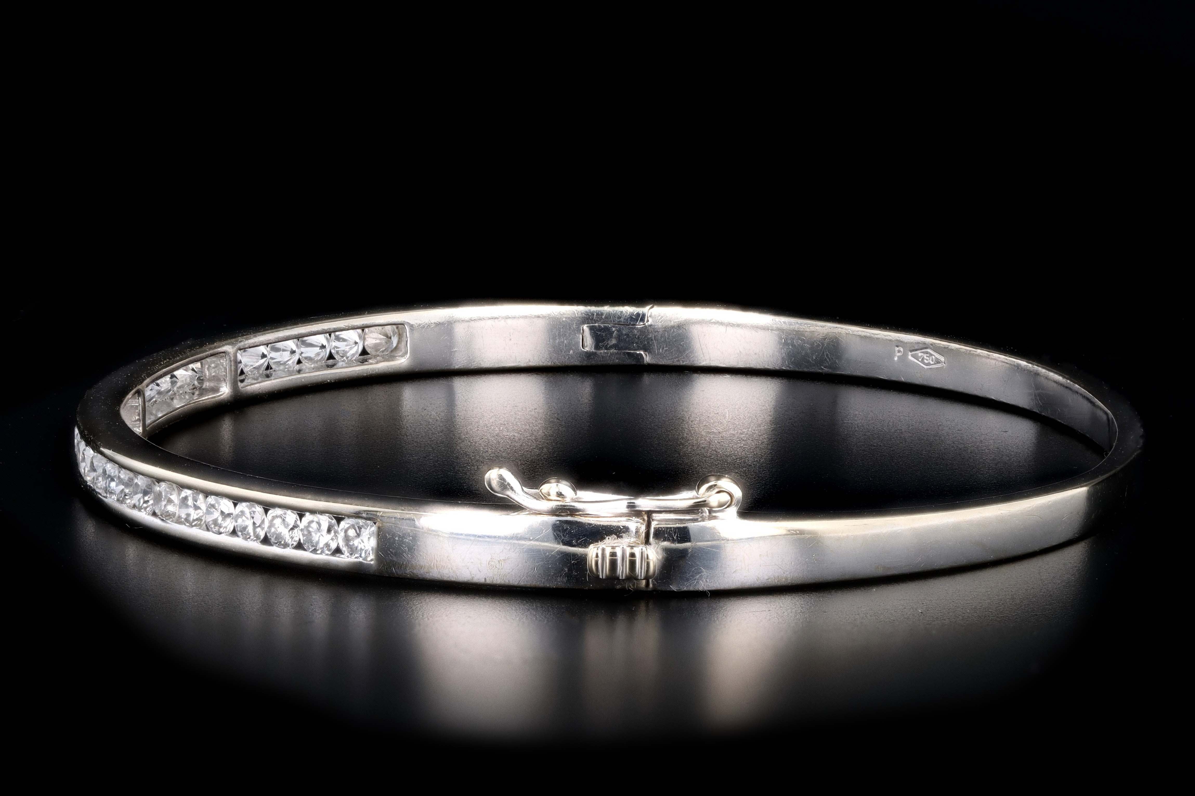 Modern 18K White Gold 1.5 Carat Round Brilliant Cut Diamond Bangle - Queen May