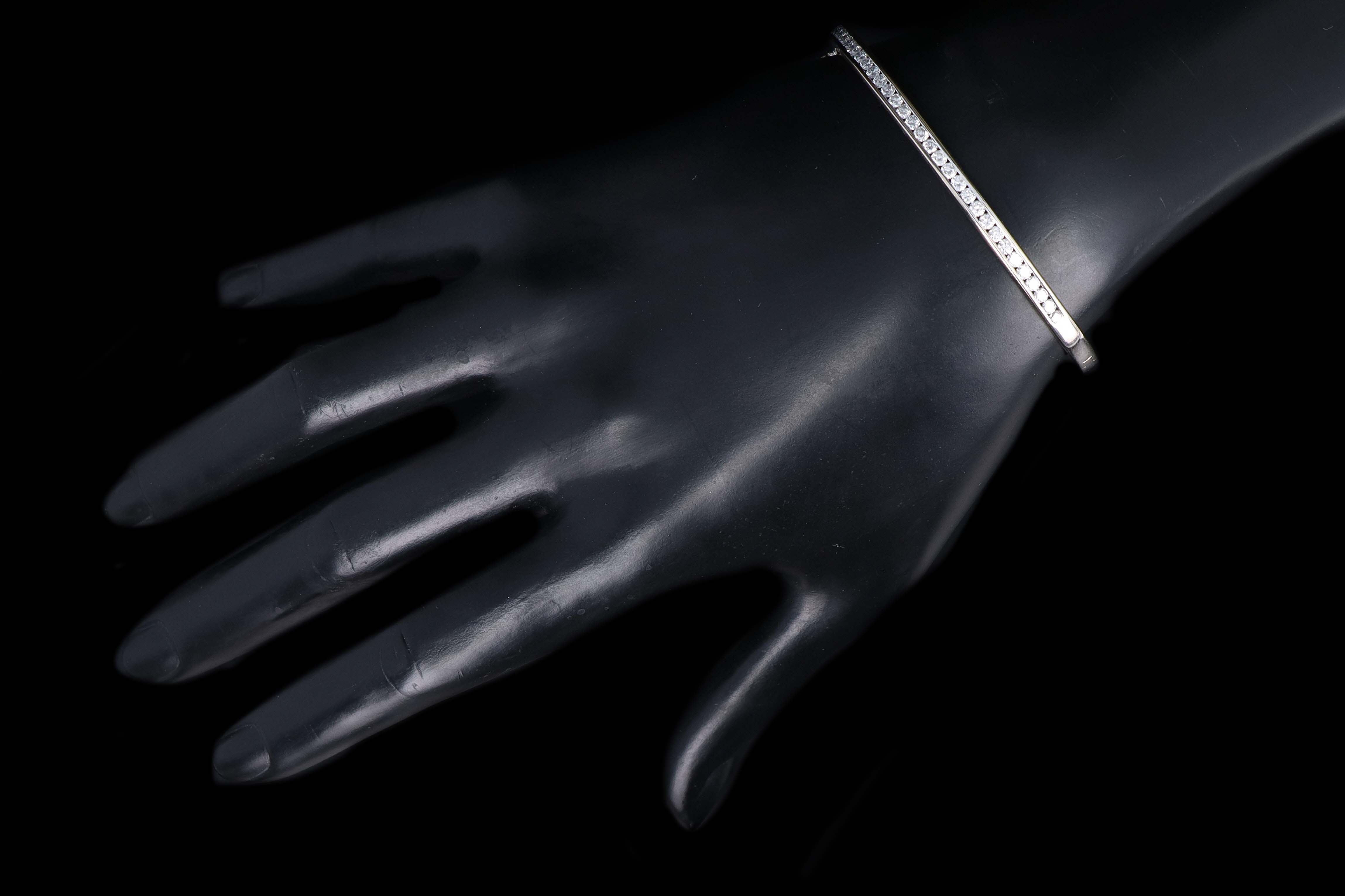 Modern 18K White Gold 1.5 Carat Round Brilliant Cut Diamond Bangle - Queen May