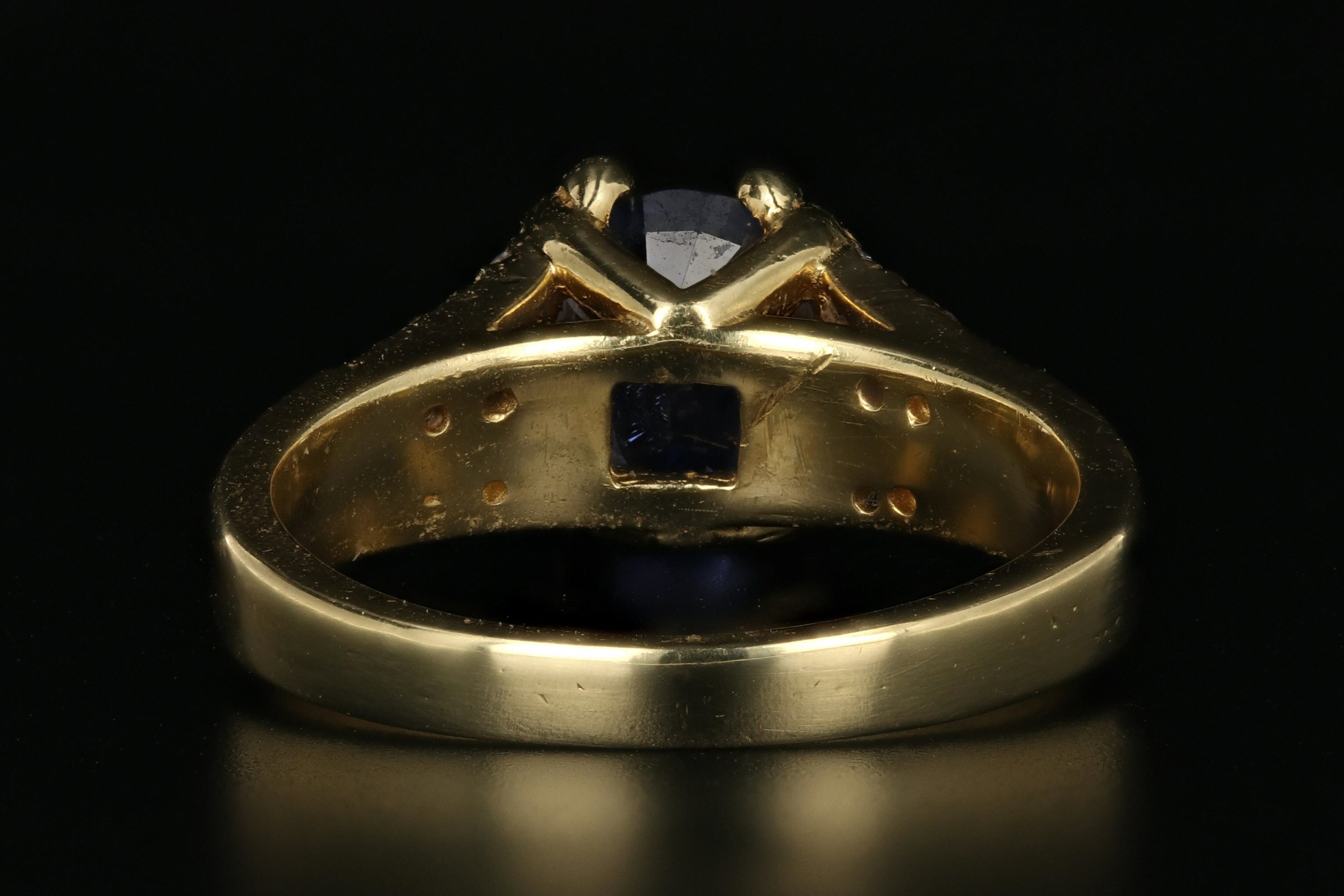 Modern 18K Yellow Gold 1.5 Carat Natural Ceylon Sapphire and Diamond Ring - Queen May