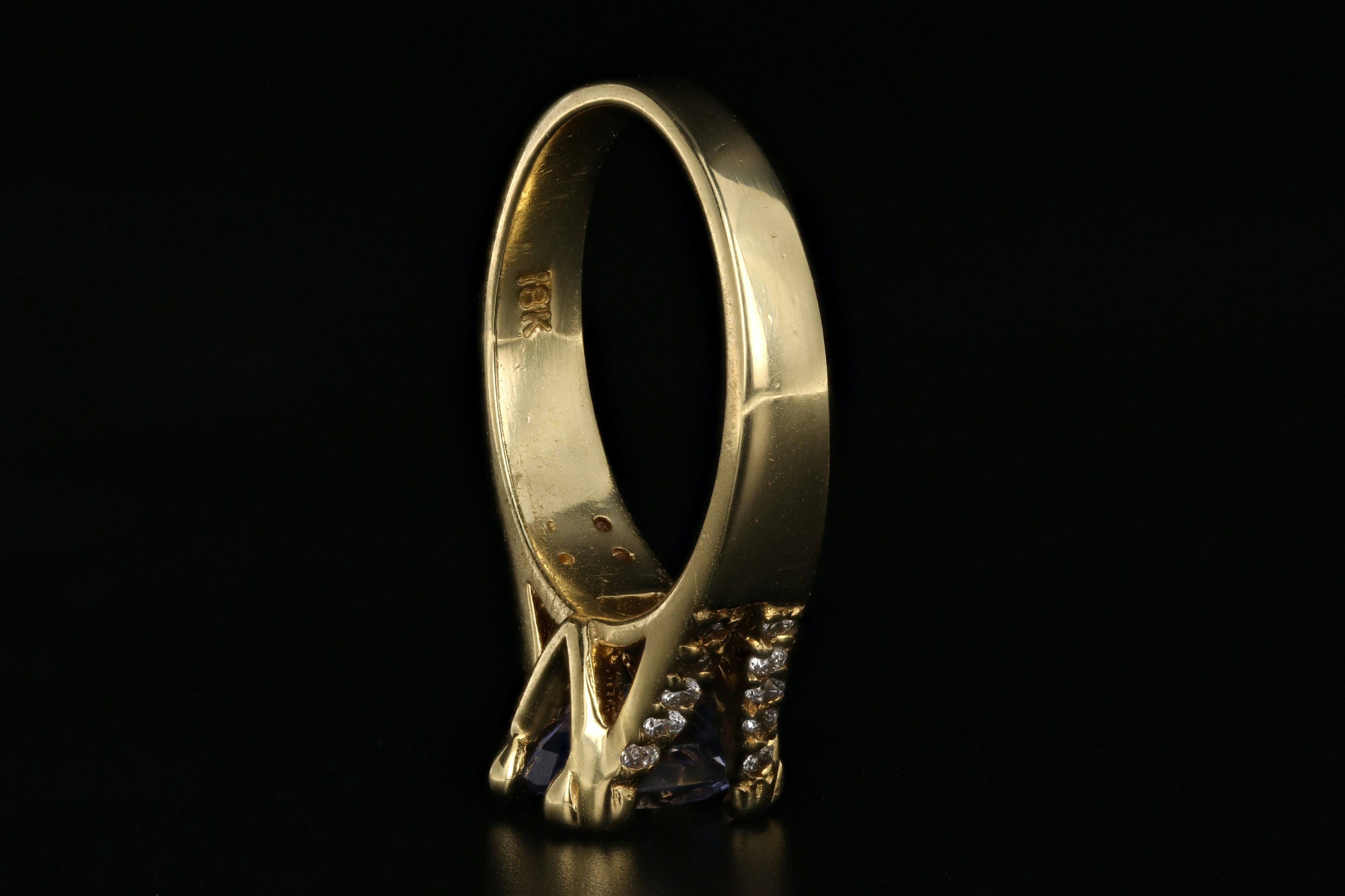 Modern 18K Yellow Gold 1.5 Carat Natural Ceylon Sapphire and Diamond Ring - Queen May