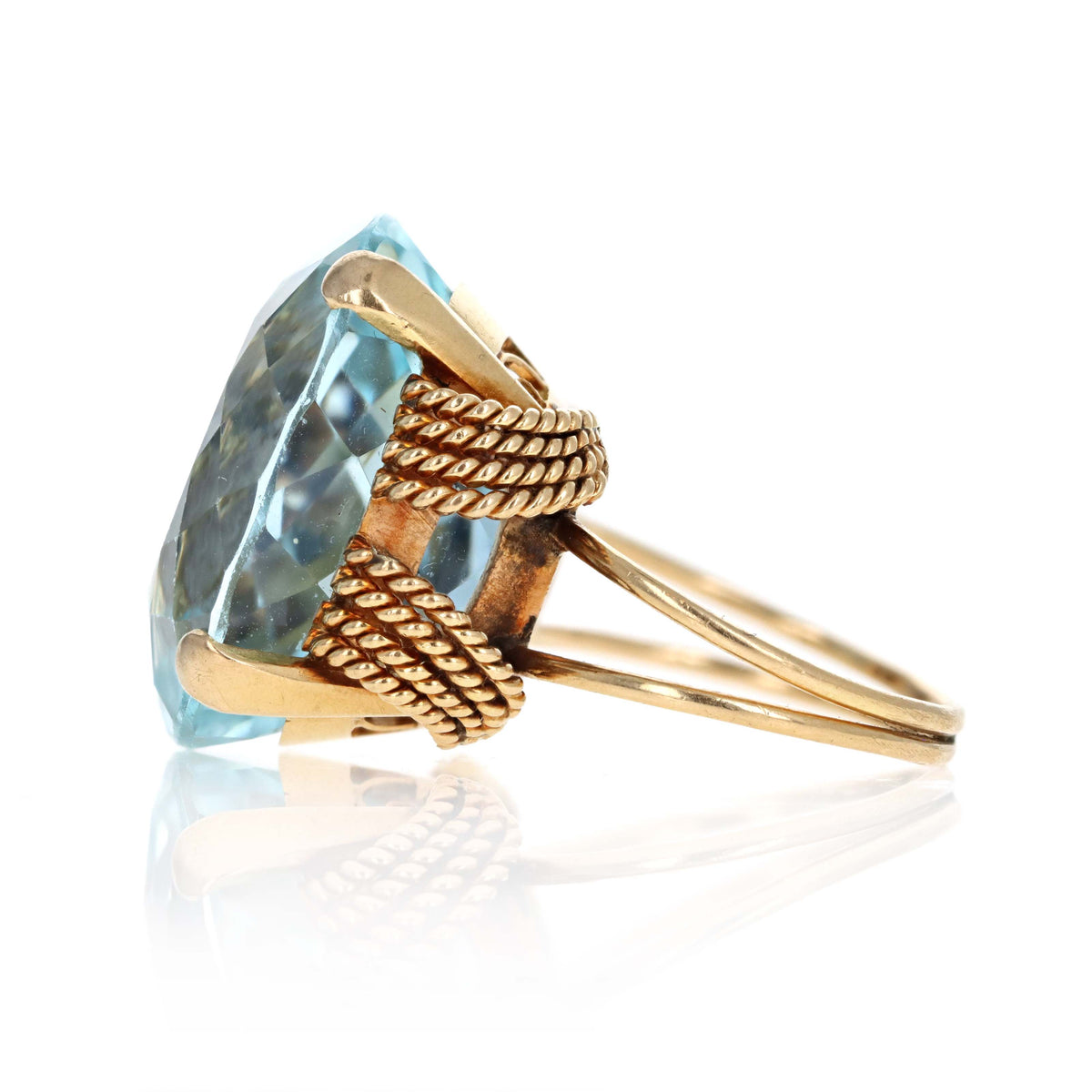 18K Yellow Gold 30 Carat Oval Aquamarine Cocktail Ring - Queen May