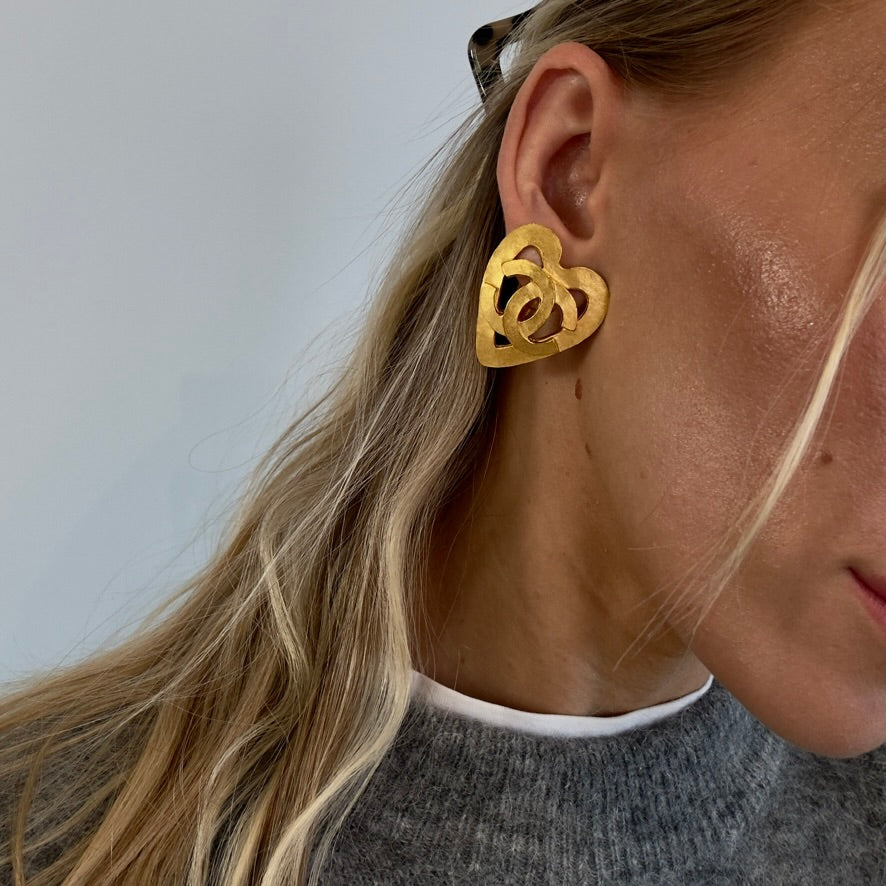 Chanel 1996 Matte Heart Earrings - Queen May