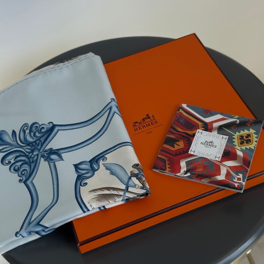 Hermes Carré 90cm Soie Bleu - Queen May