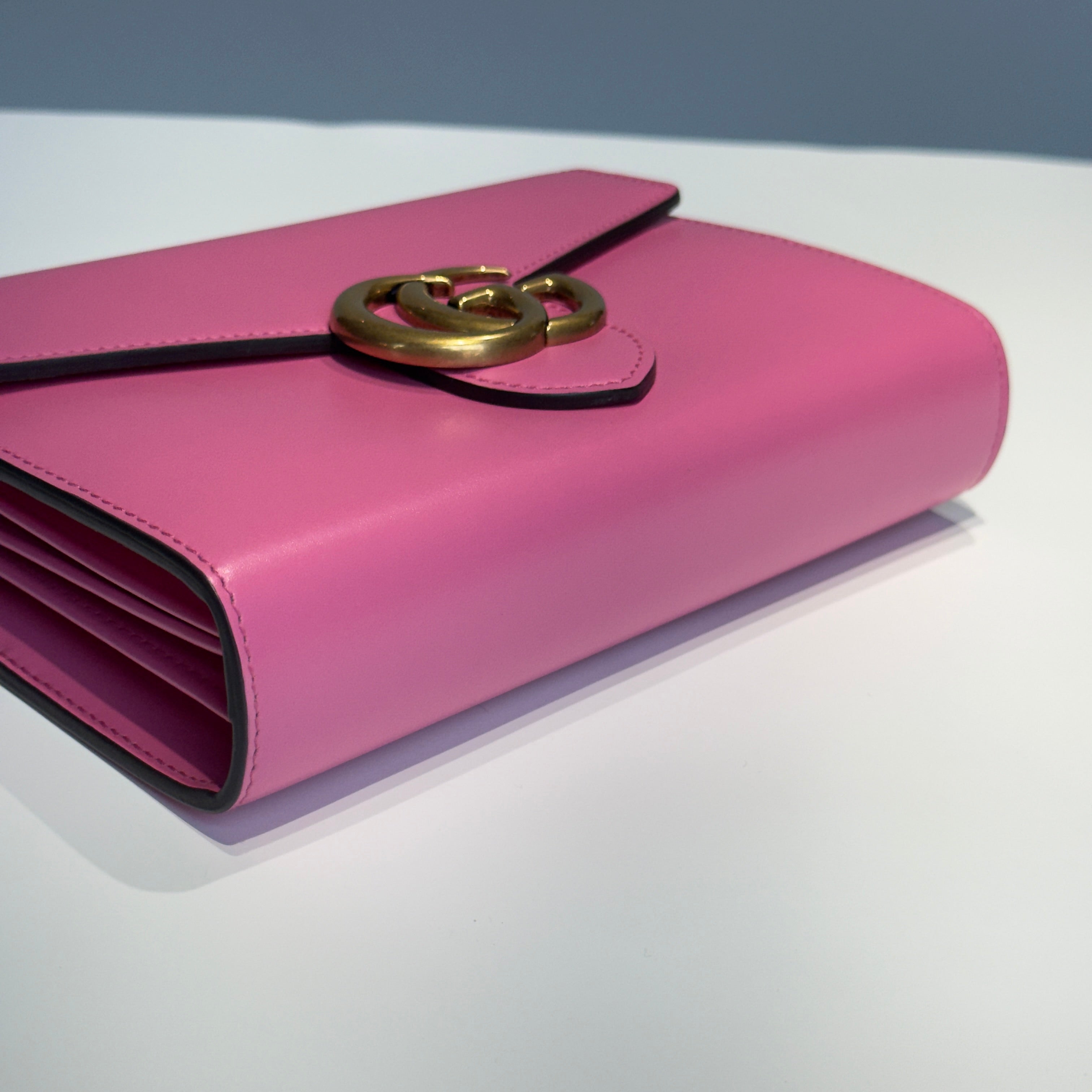 Gucci GG Marmont Chain Wallet Barbie Pink - Queen May