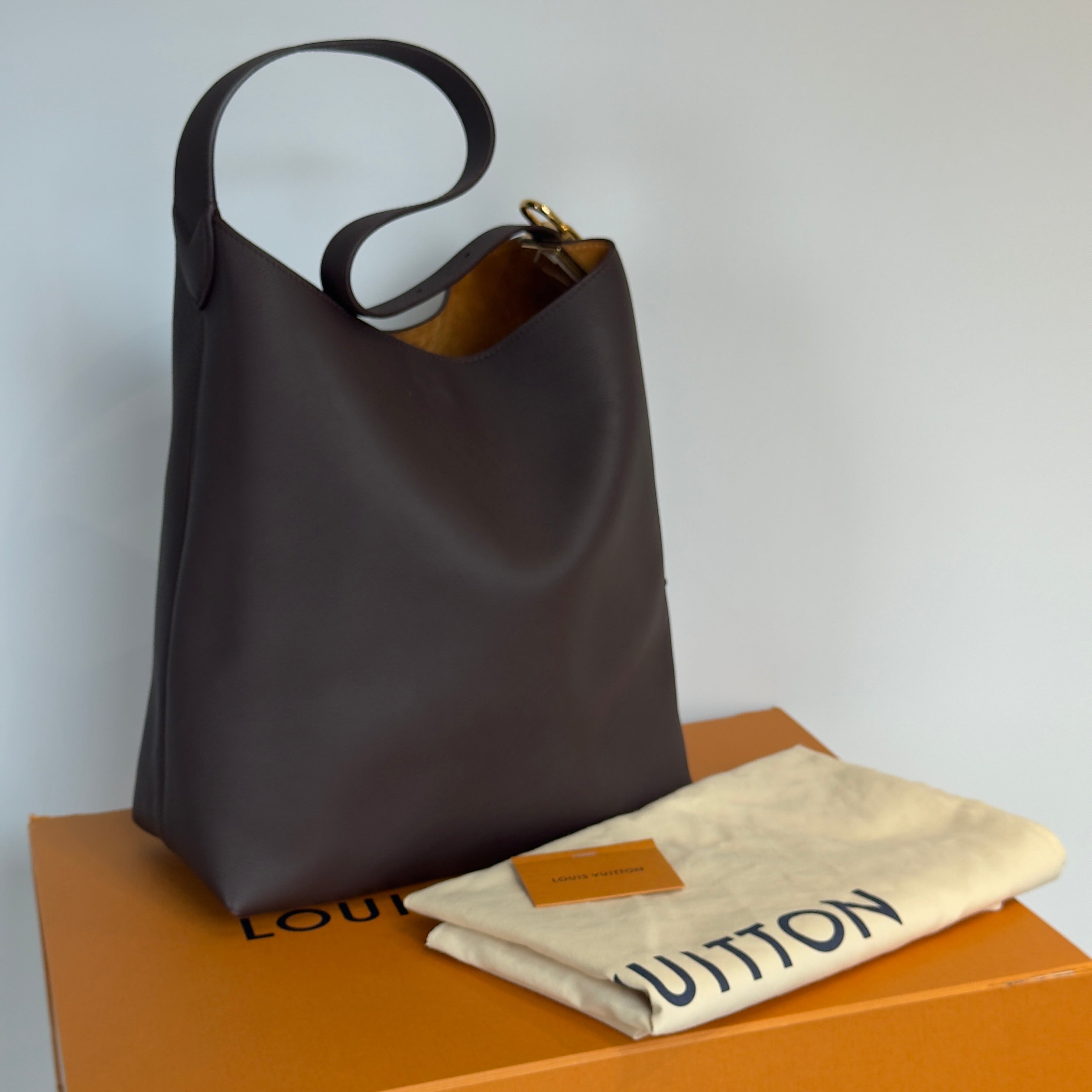 Louis Vuitton Hobo MM Wine - Queen May