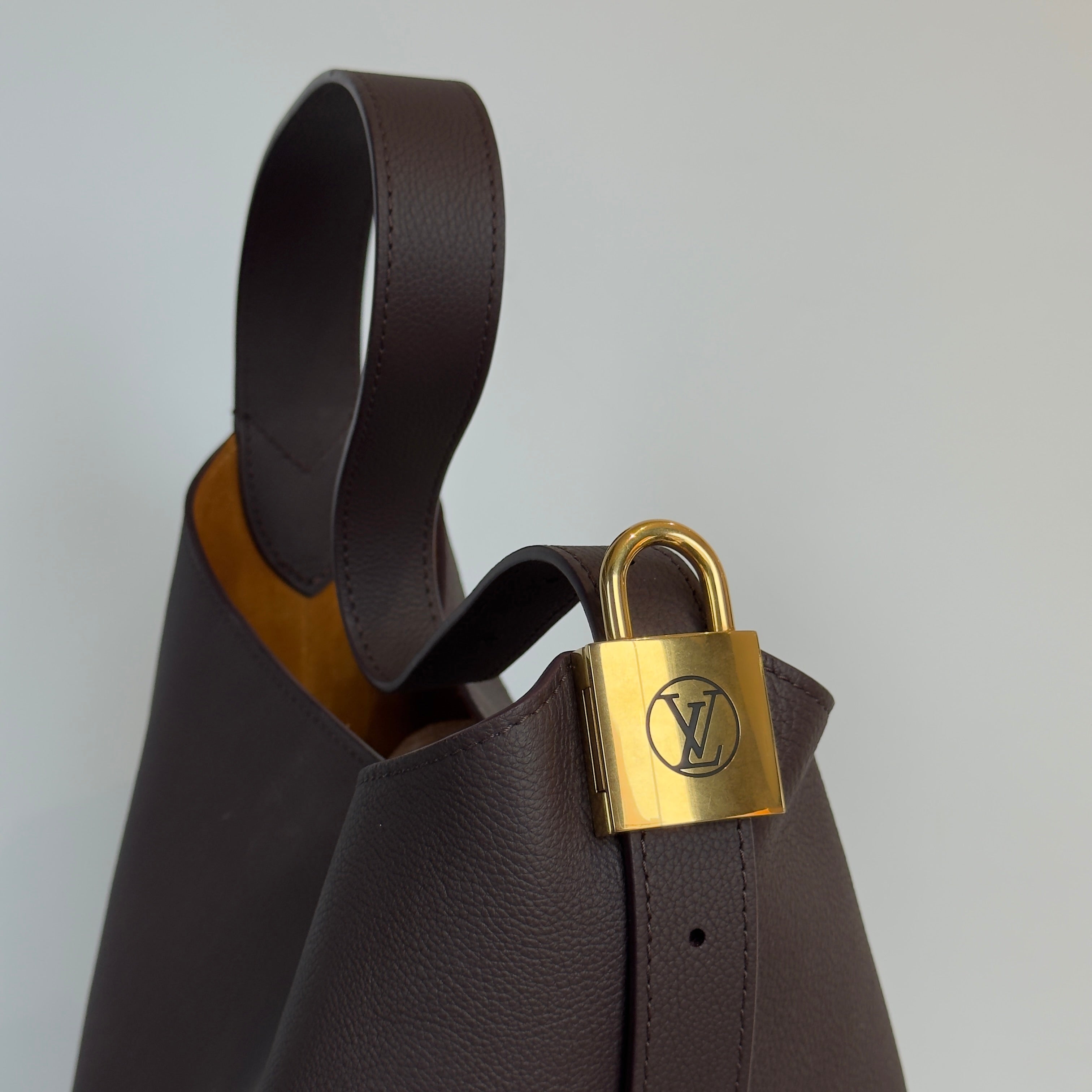 Louis Vuitton Hobo MM Wine - Queen May