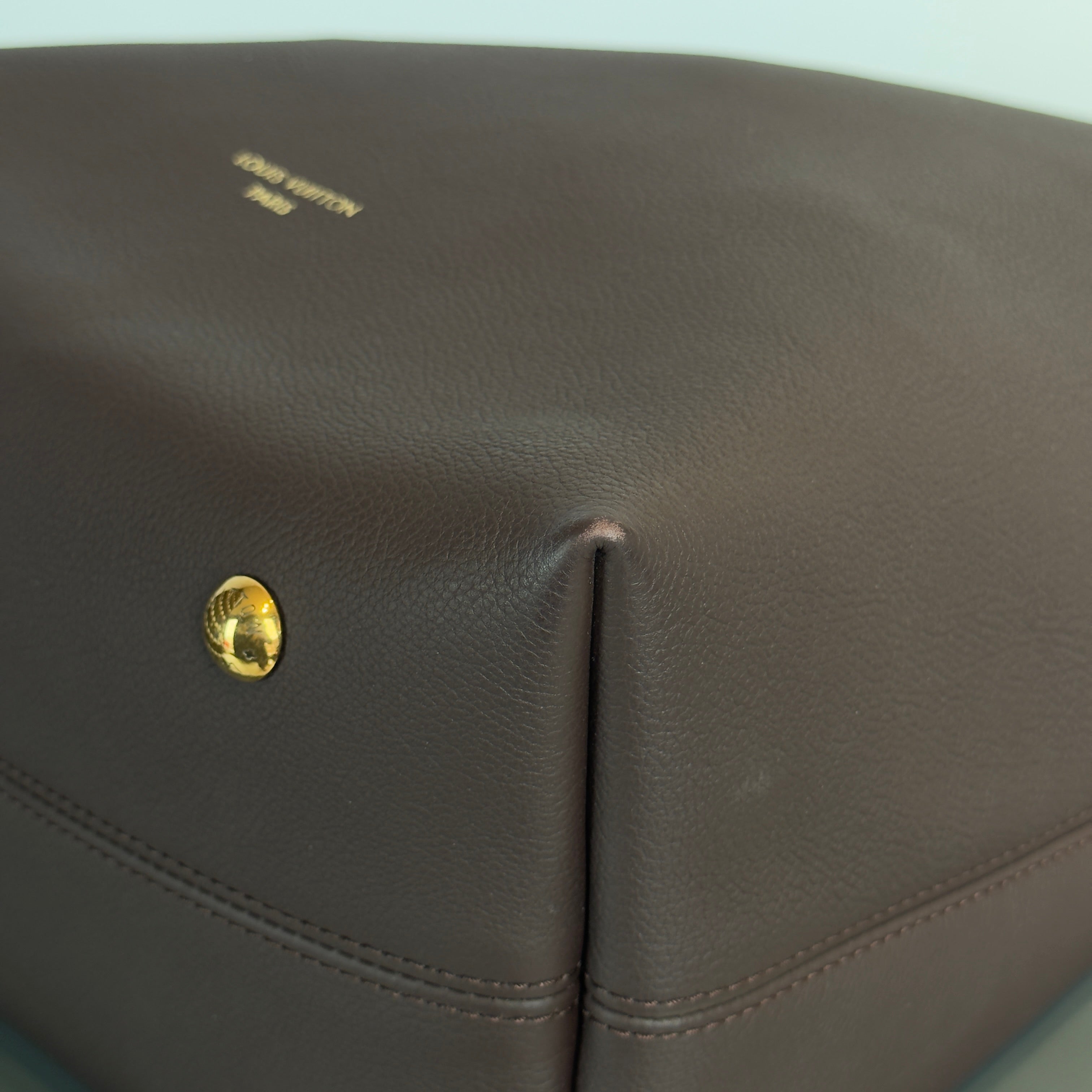 Louis Vuitton Hobo MM Wine - Queen May