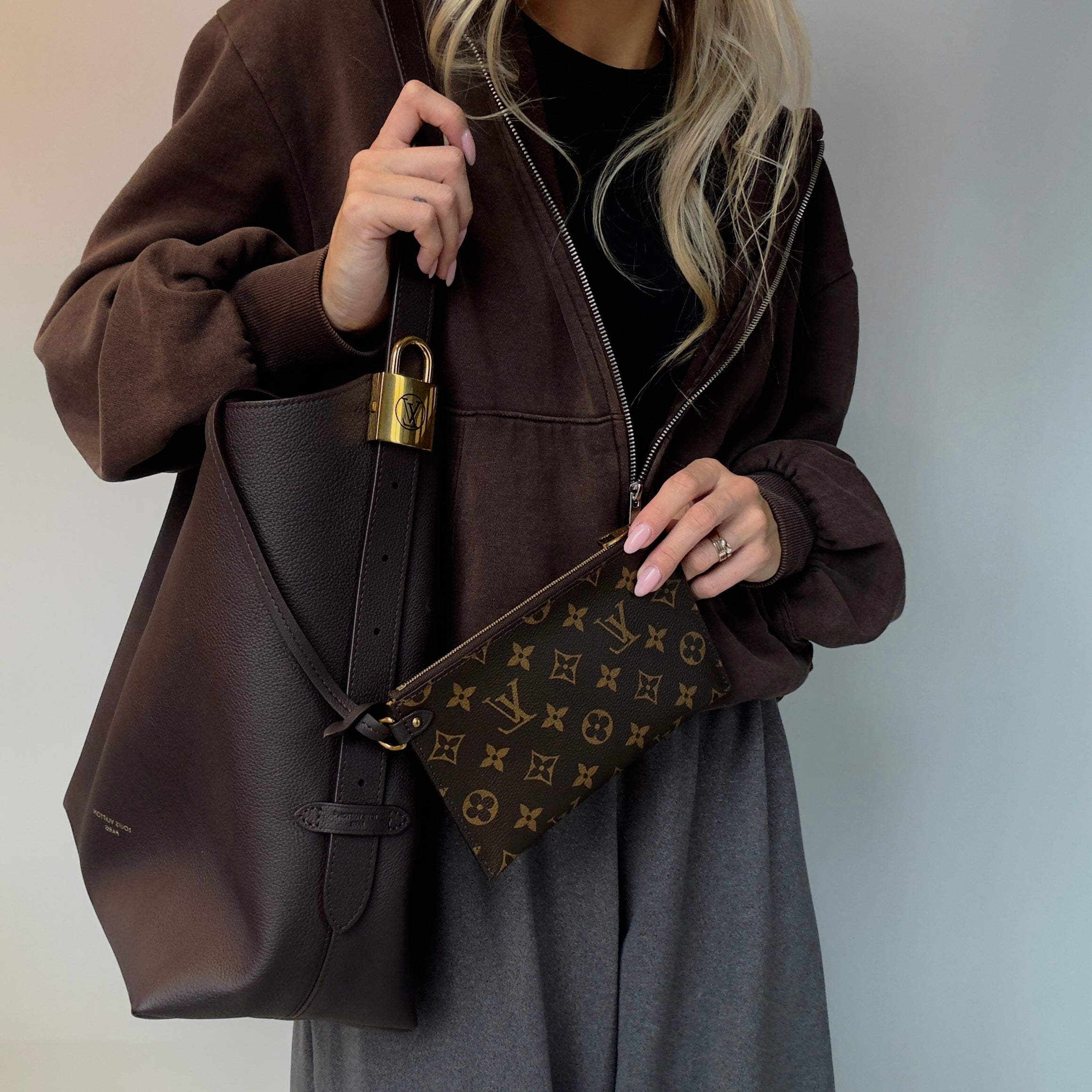 Louis Vuitton Hobo MM Wine - Queen May