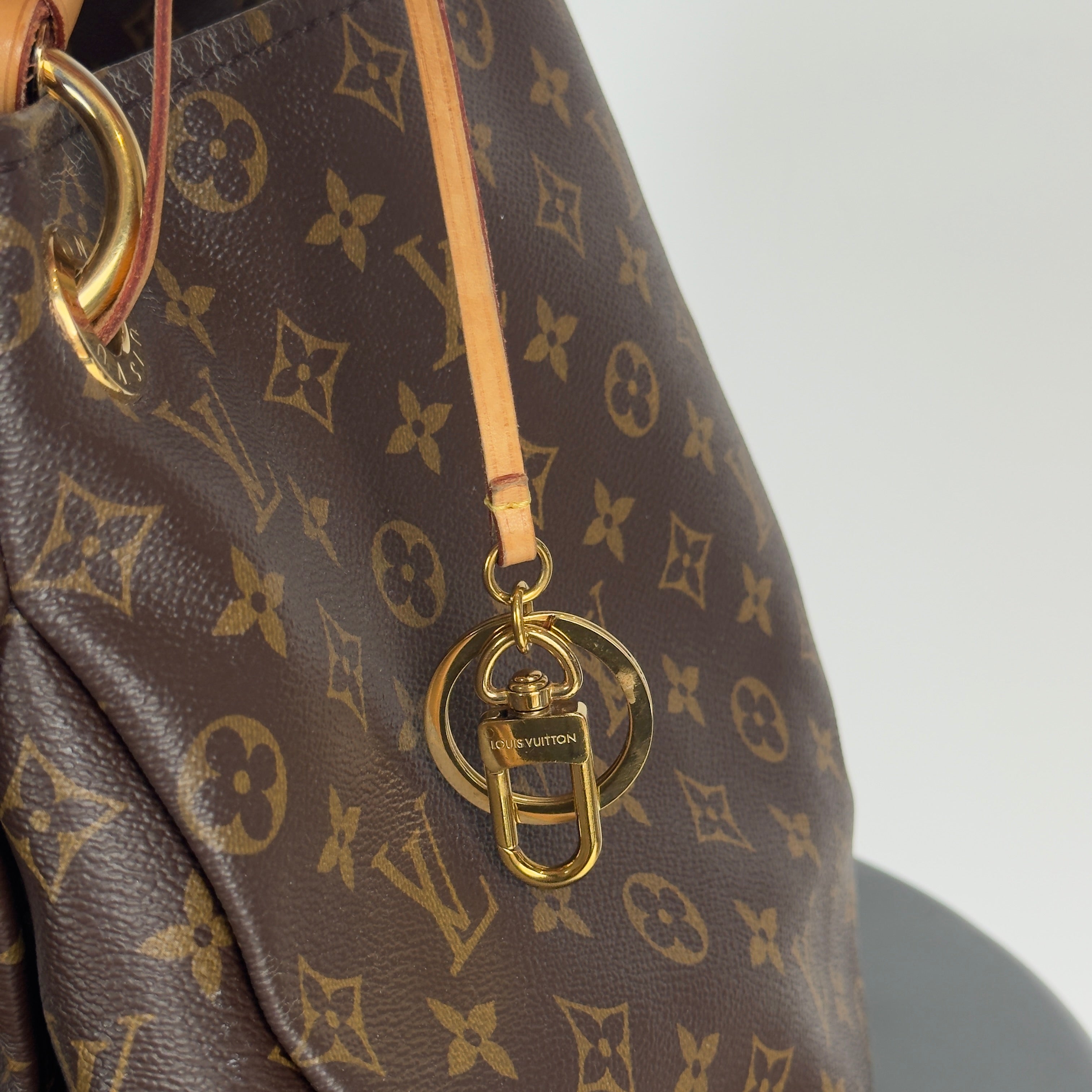 Louis Vuitton Monogram Artsy MM Shoulder Bag - Queen May