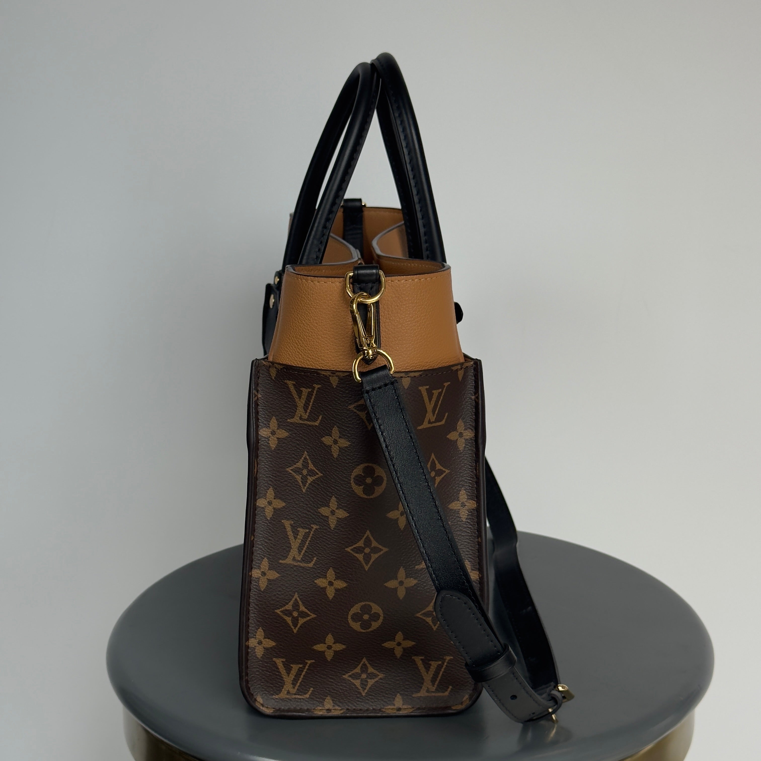 Louis Vuitton On My Side MM - Queen May
